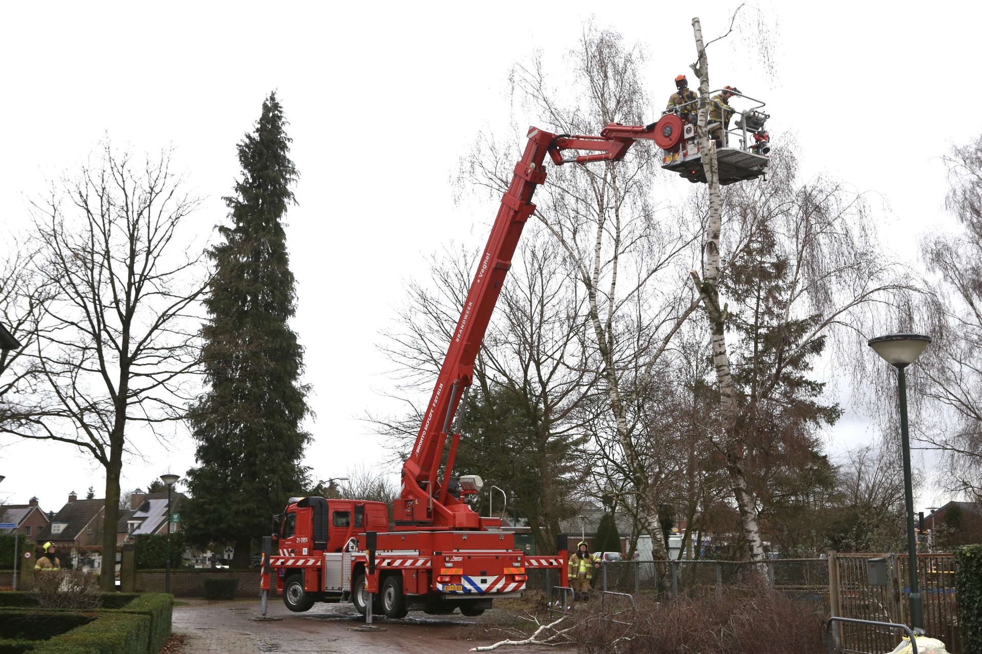 Harde wind oorzaak van gevaarlijke situatie met boom