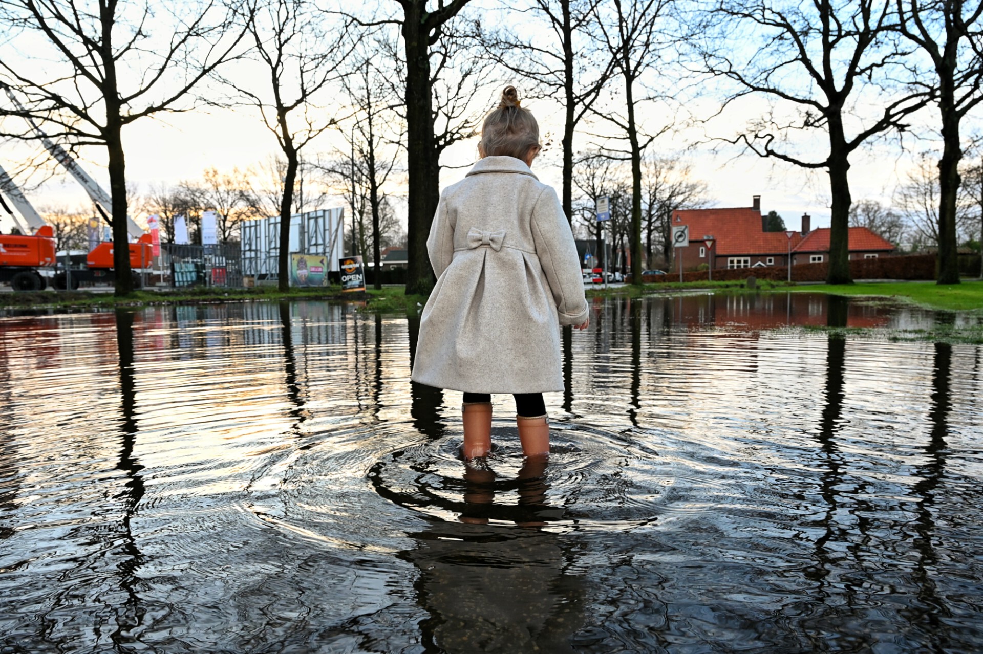 Niet spelen in de sneeuw maar in hoog water met kerst
