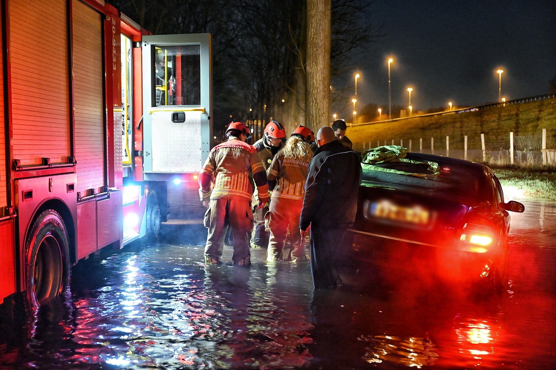 Kerstdiner eindigt drijfnat, auto rijdt zich vast op overstroomde weg