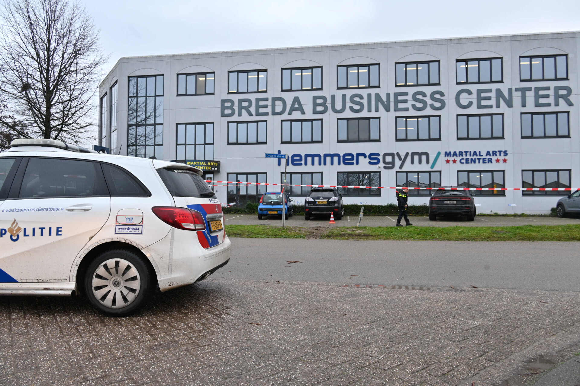 Schietpartij bij sportschool, politie zoekt tiener