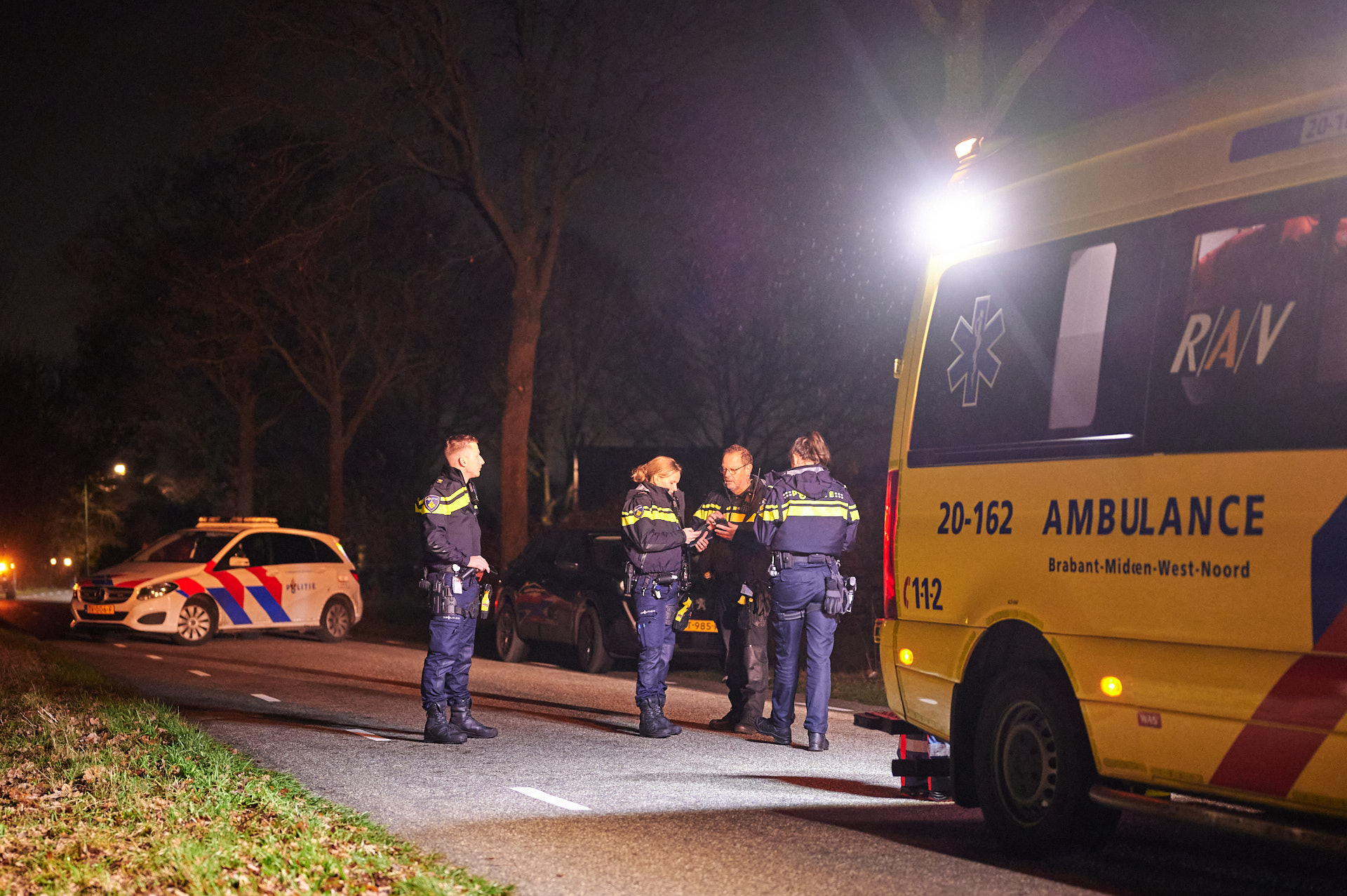 Fietser ernstig gewond na botsing tegen geparkeerde auto