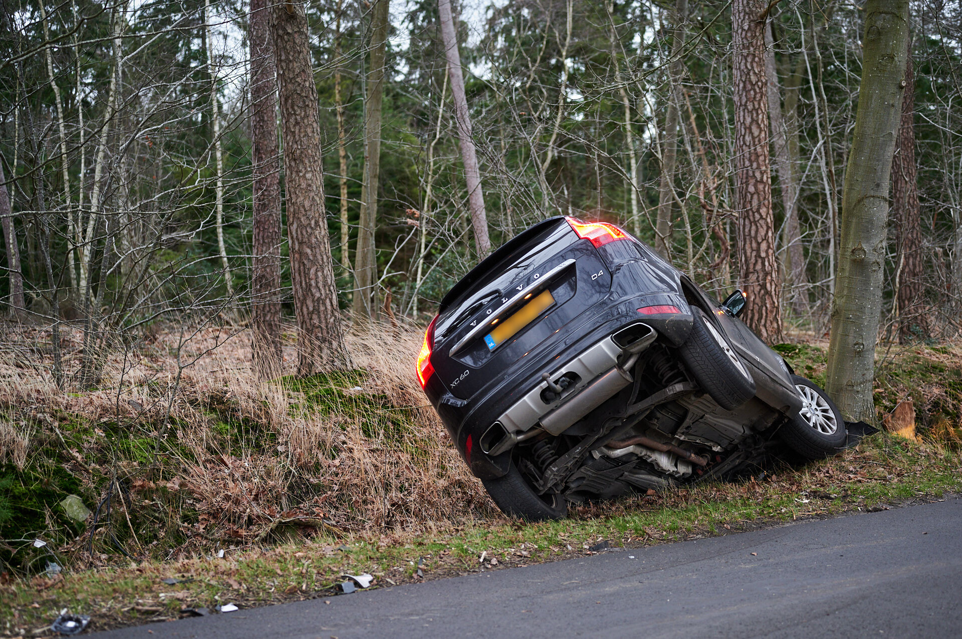 Automobilist en twee kinderen belanden in sloot