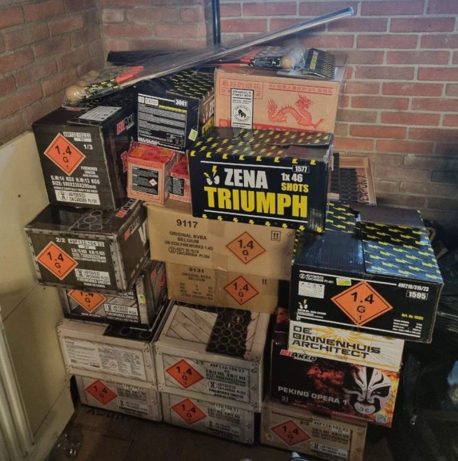 Man aangehouden na aantreffen 250 kilo vuurwerk en grote hoeveelheid drugs