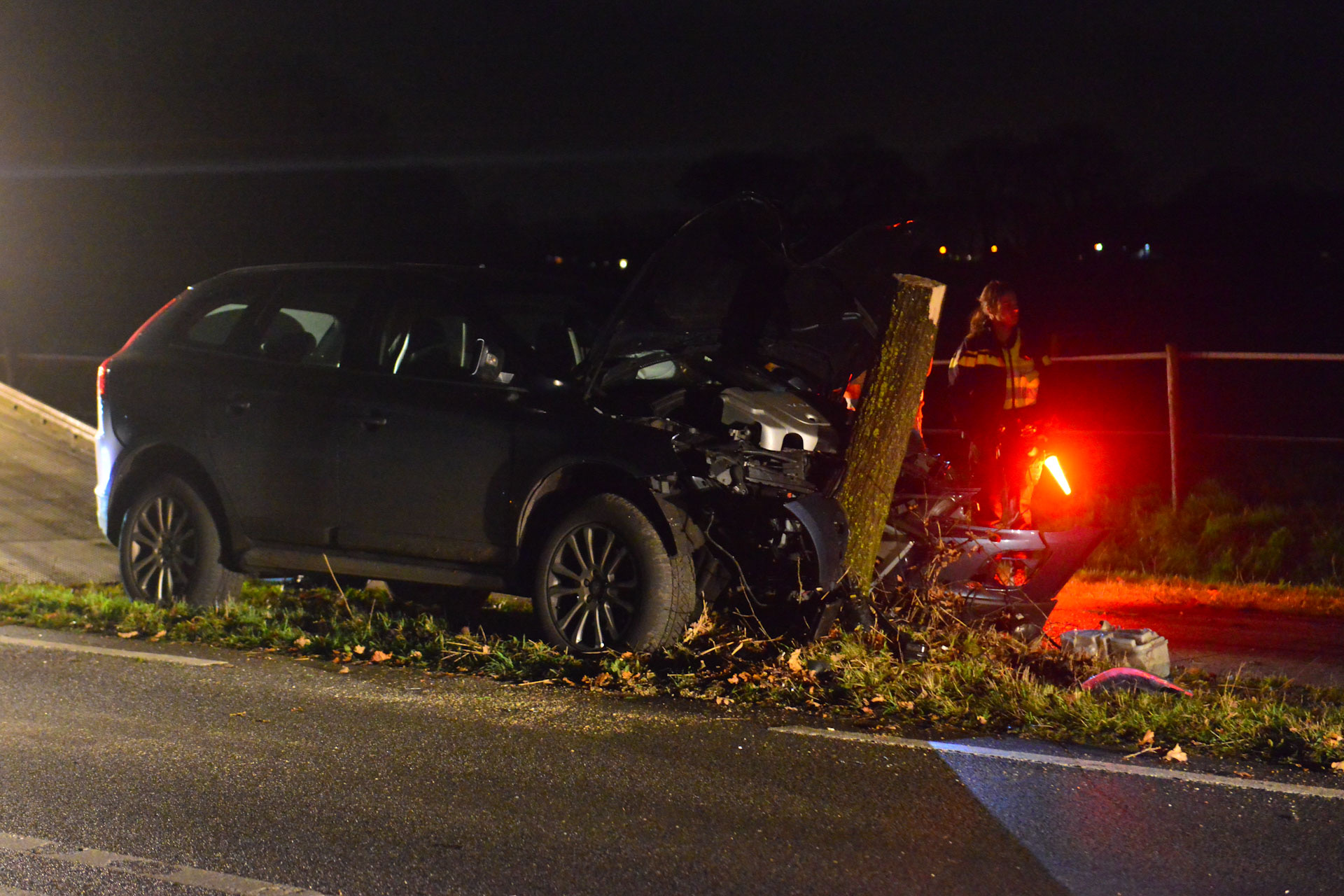 Vrouw wordt onwel en ramt boom