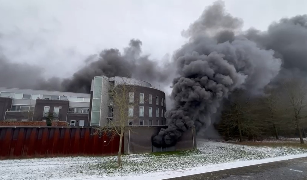 Grote brand in parkeergarage nadat auto door muur rijdt