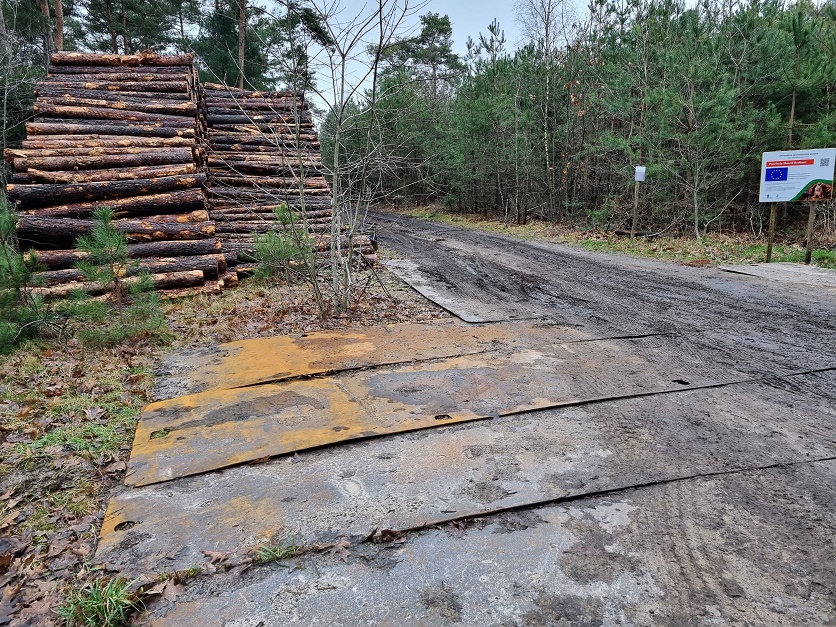 Mannen stelen metalen rijplaten, en mishandelen oplettende passant