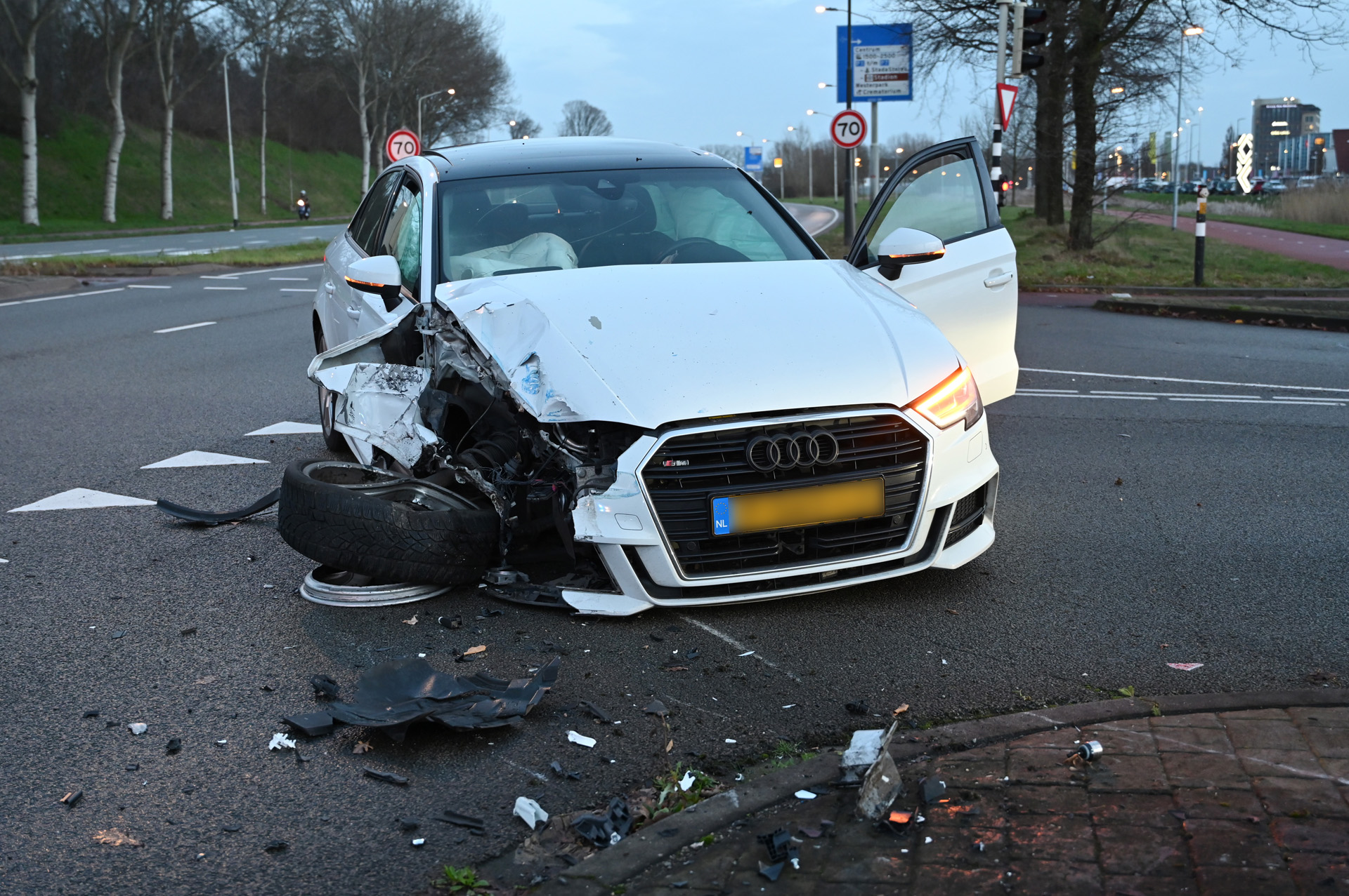 Veel schade nadat auto tegen paal botst