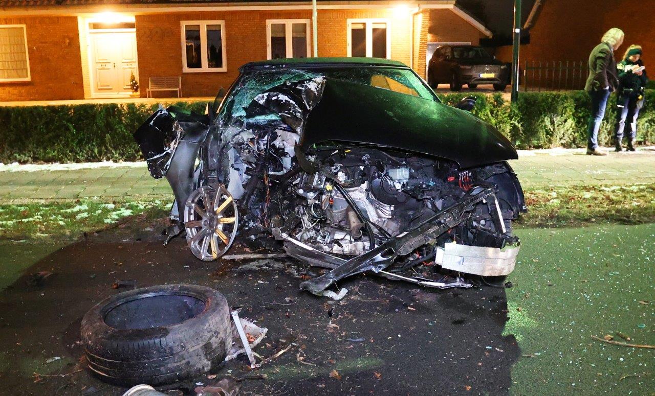 Dronken bestuurder botst tegen boom en raakt gewond