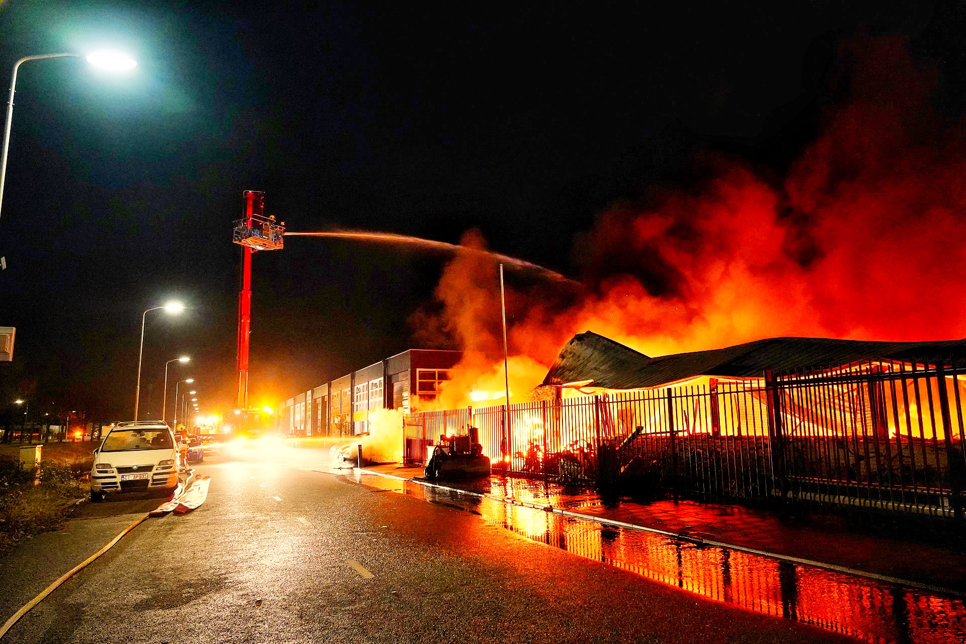 Zeer grote brand verwoest loods en tientallen auto’s