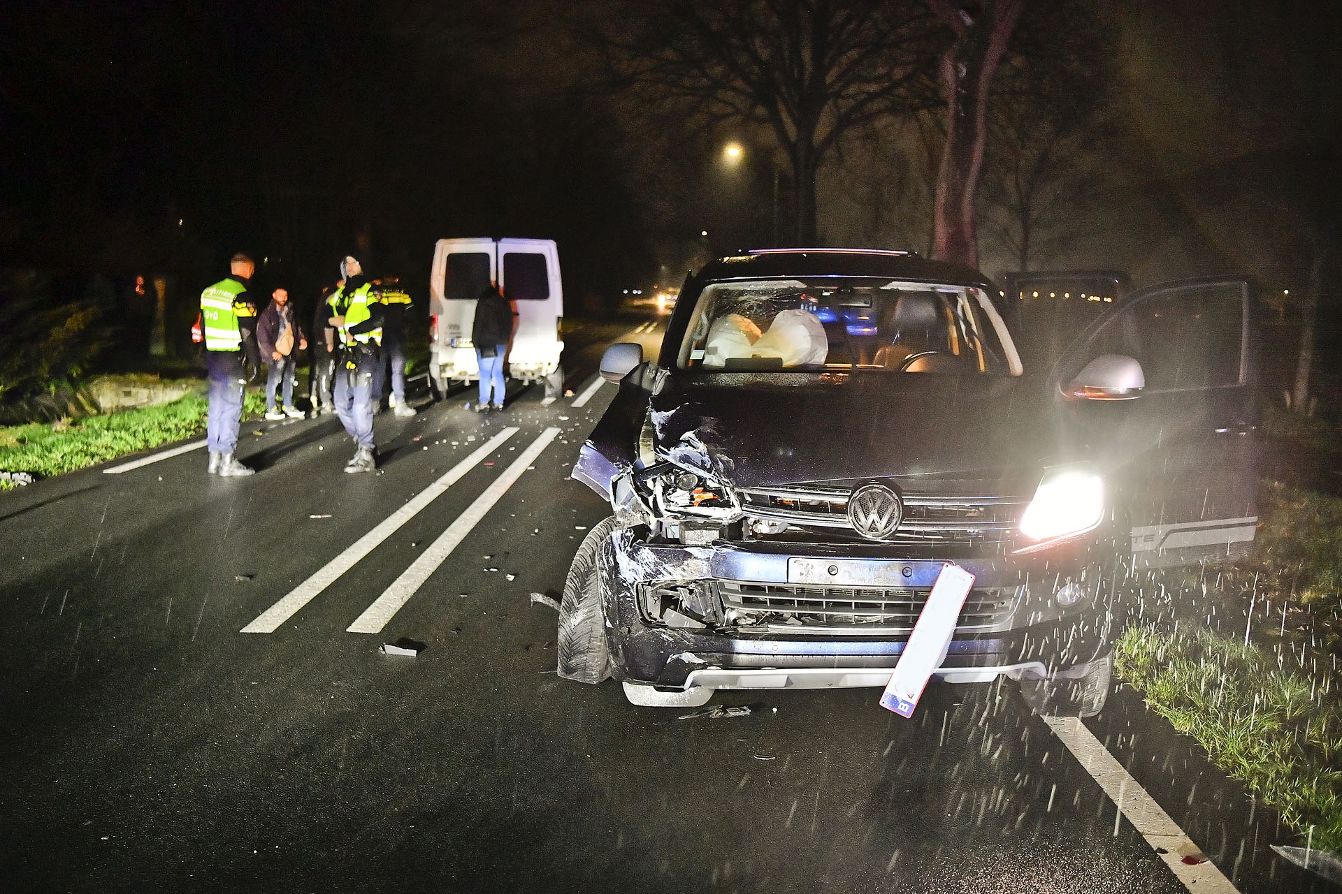 Veel schade na botsing tussen busje en SUV