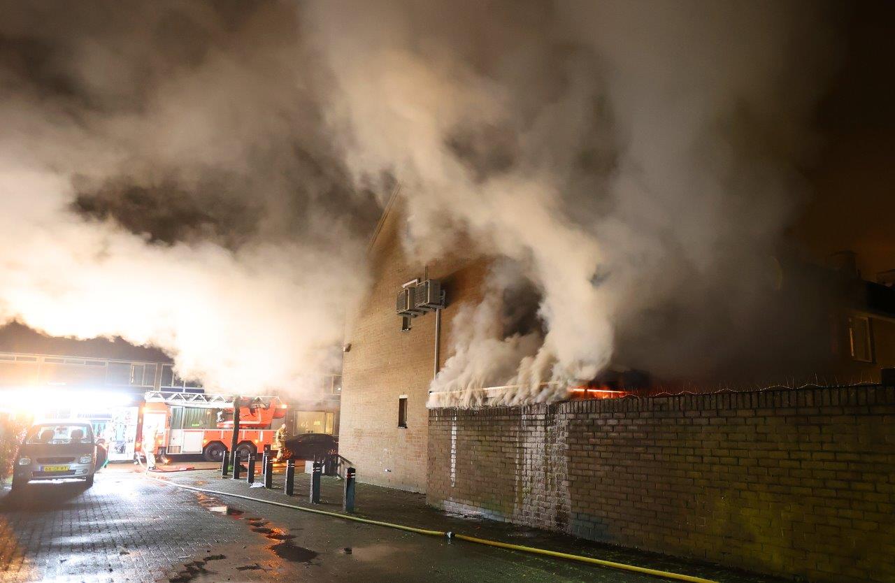 UPDATE: Woning verwoest door grote brand, mogelijk brandstichting