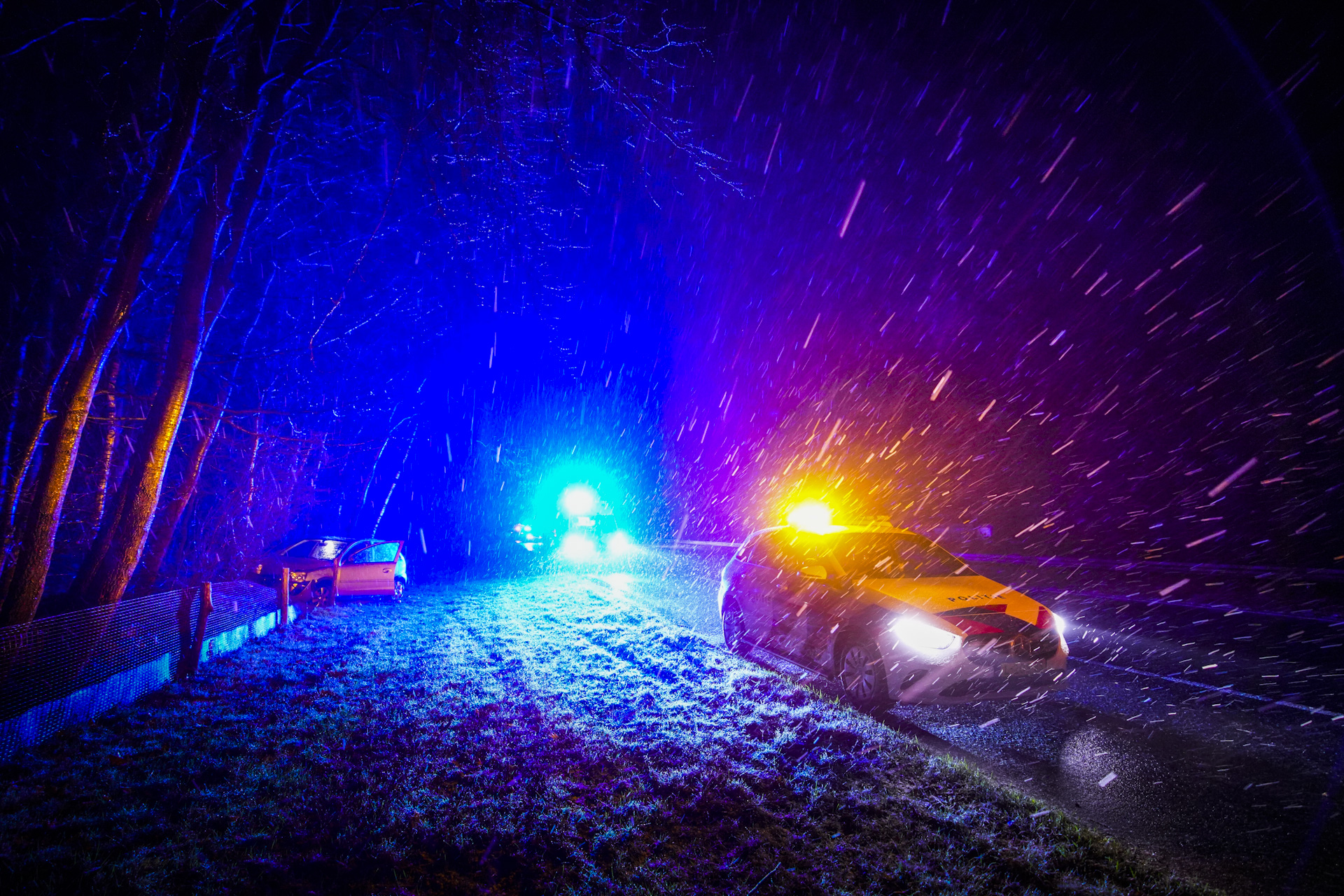 Auto van de weg tijdens hevige sneeuwbui