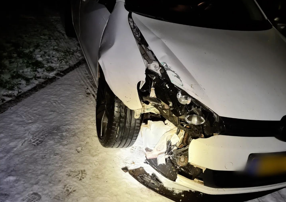 Automobilist (31) vlucht voor de politie maar botst tegen lantaarnpaal