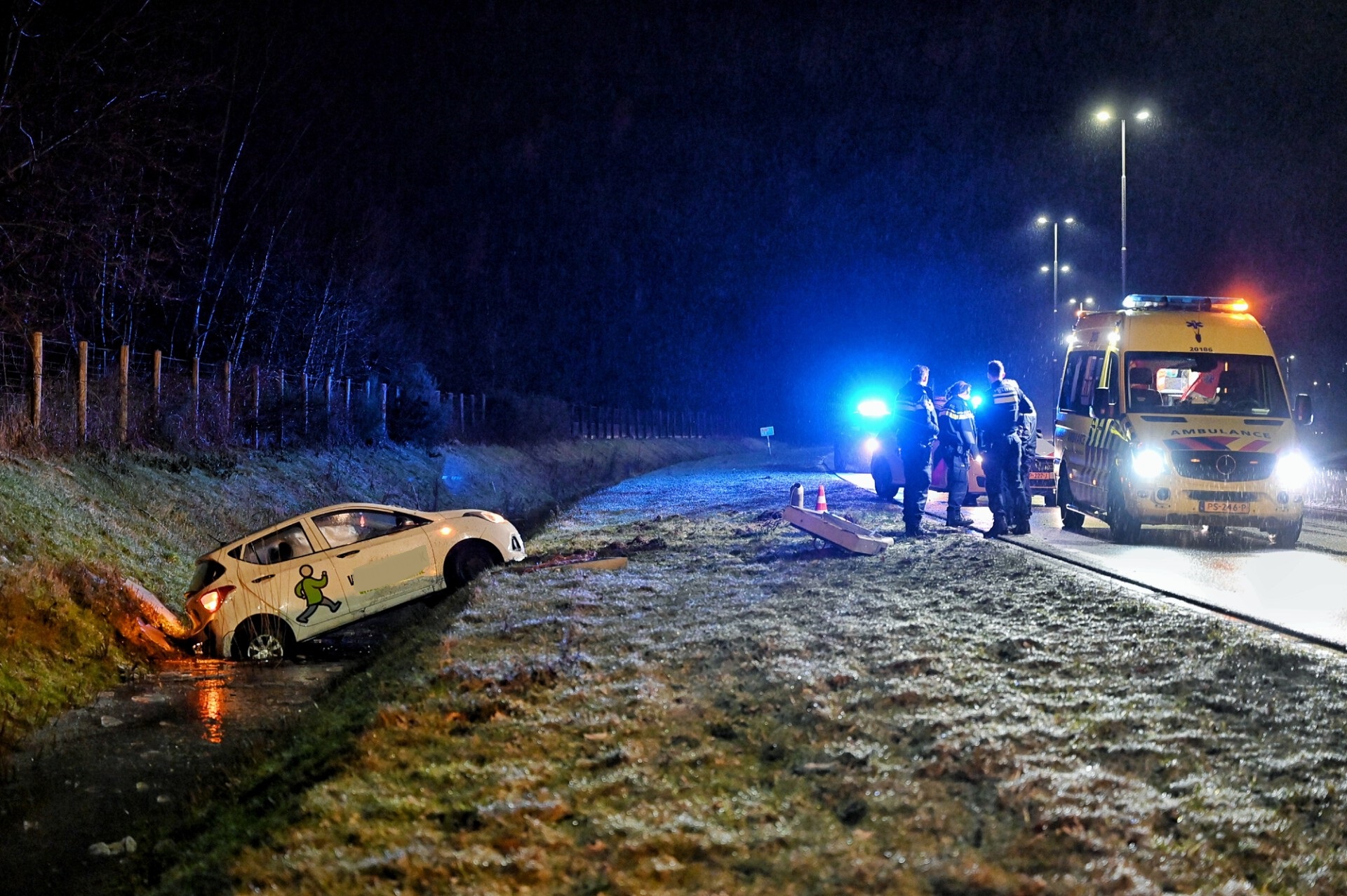 Auto rijdt door gladheid sloot in, bestuurder gewond