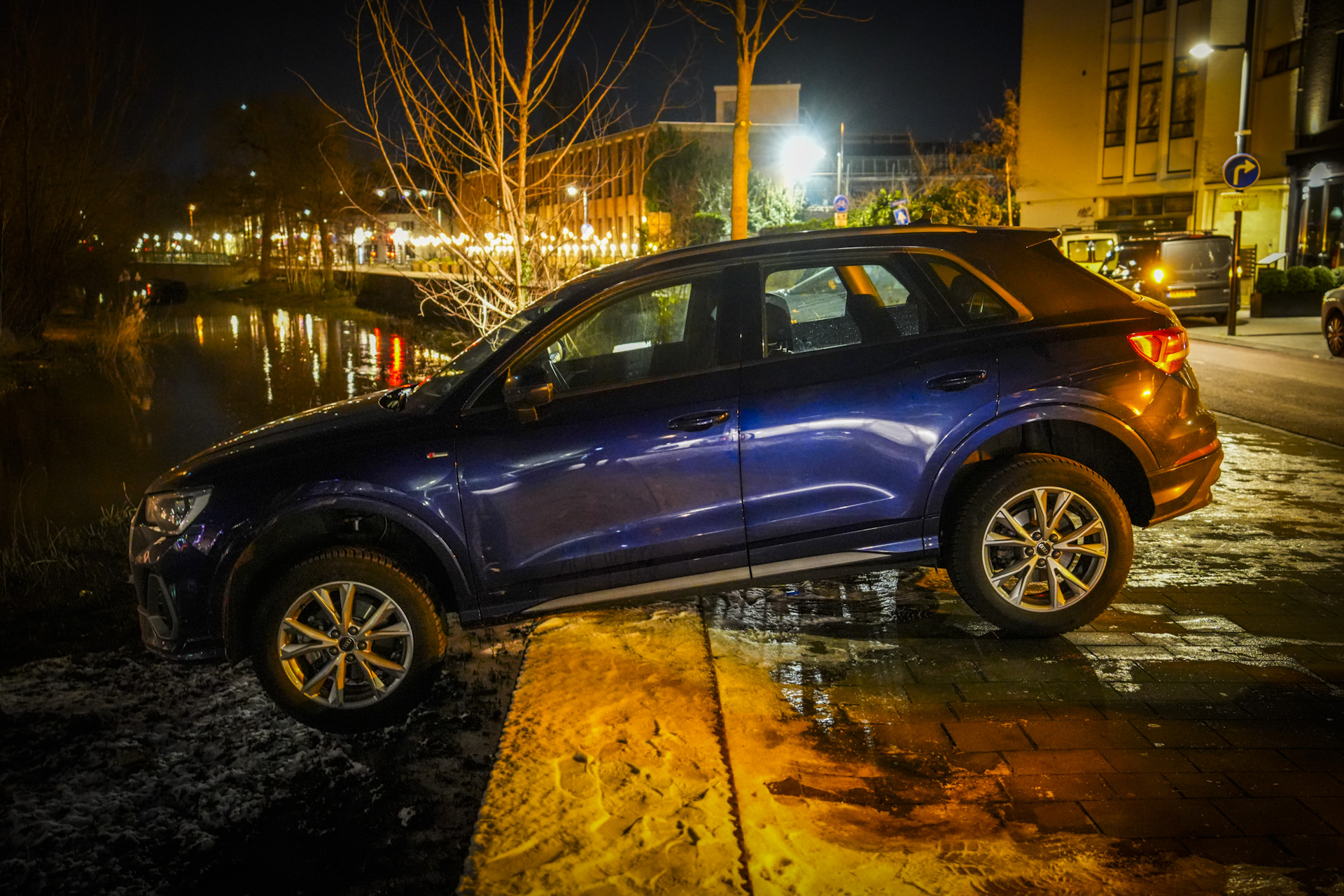 Dronken Duitser rijdt van kademuur en belandt bijna te water