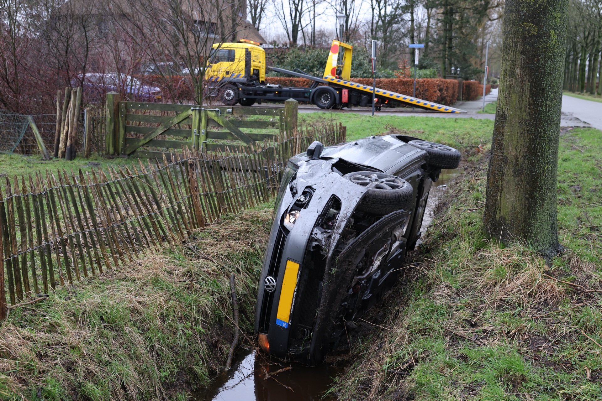 Auto belandt in sloot na botsing met andere auto