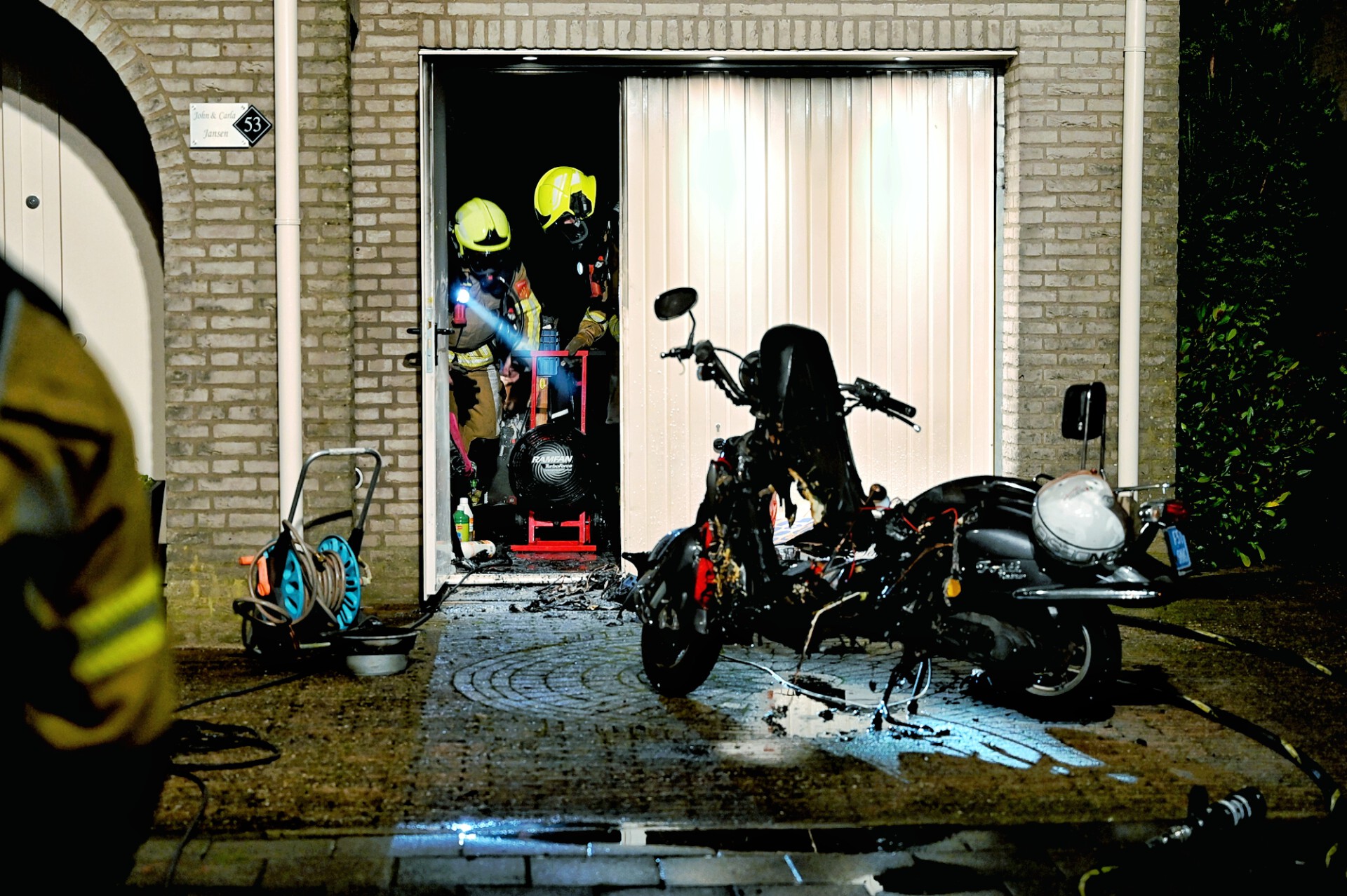 Scooter vliegt in brand in garage van woning