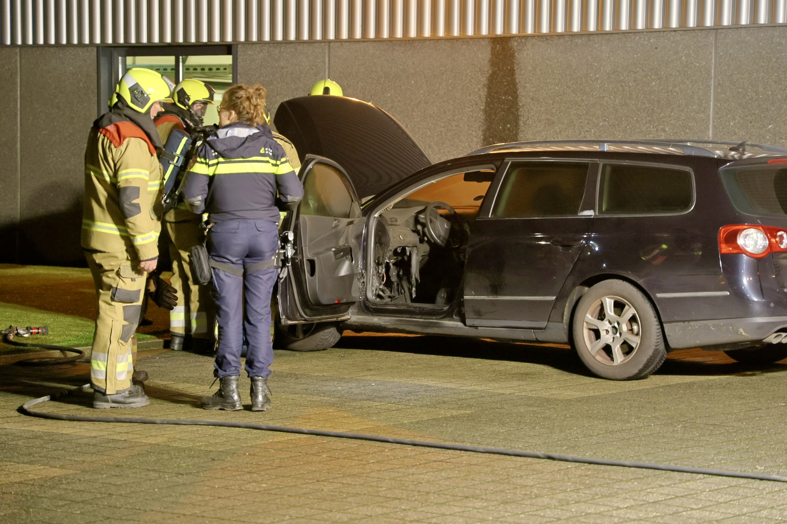 Auto vliegt in brand, mogelijk door kortsluiting 112Brabant