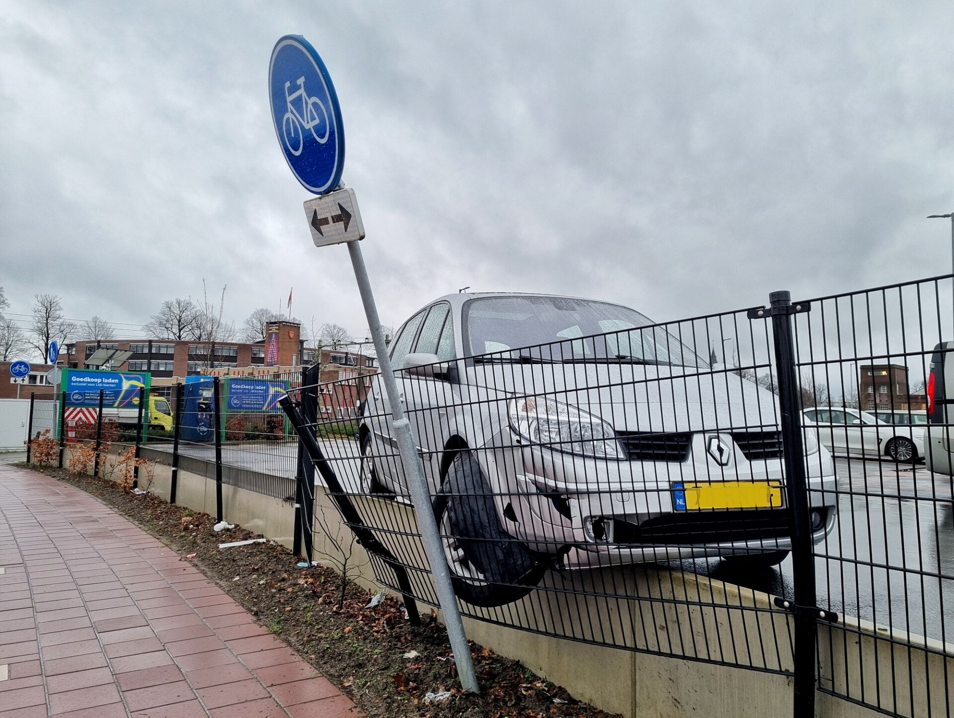 Automobilist rijdt tegen hekwerk parkeerplaats