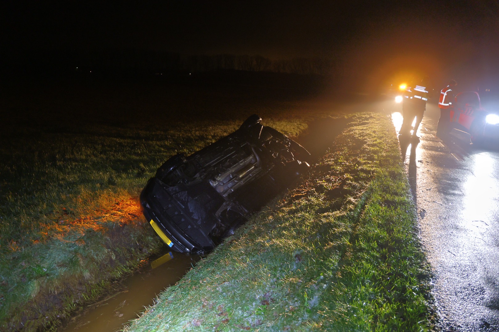 Auto op z’n kop in sloot, automobilist verdwenen