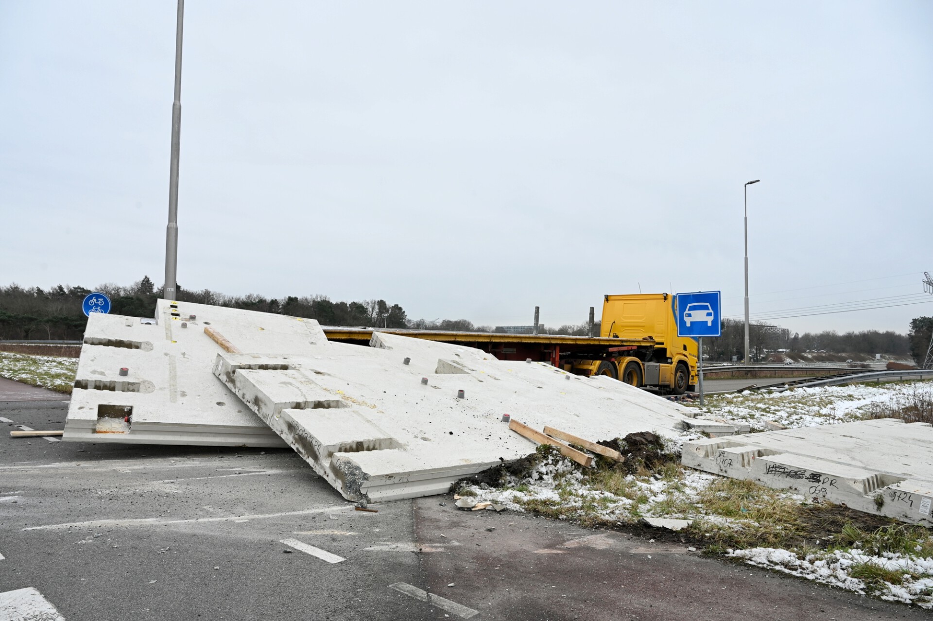 Vrachtwagen verliest in bocht 35.000 kilo aan betonplaten