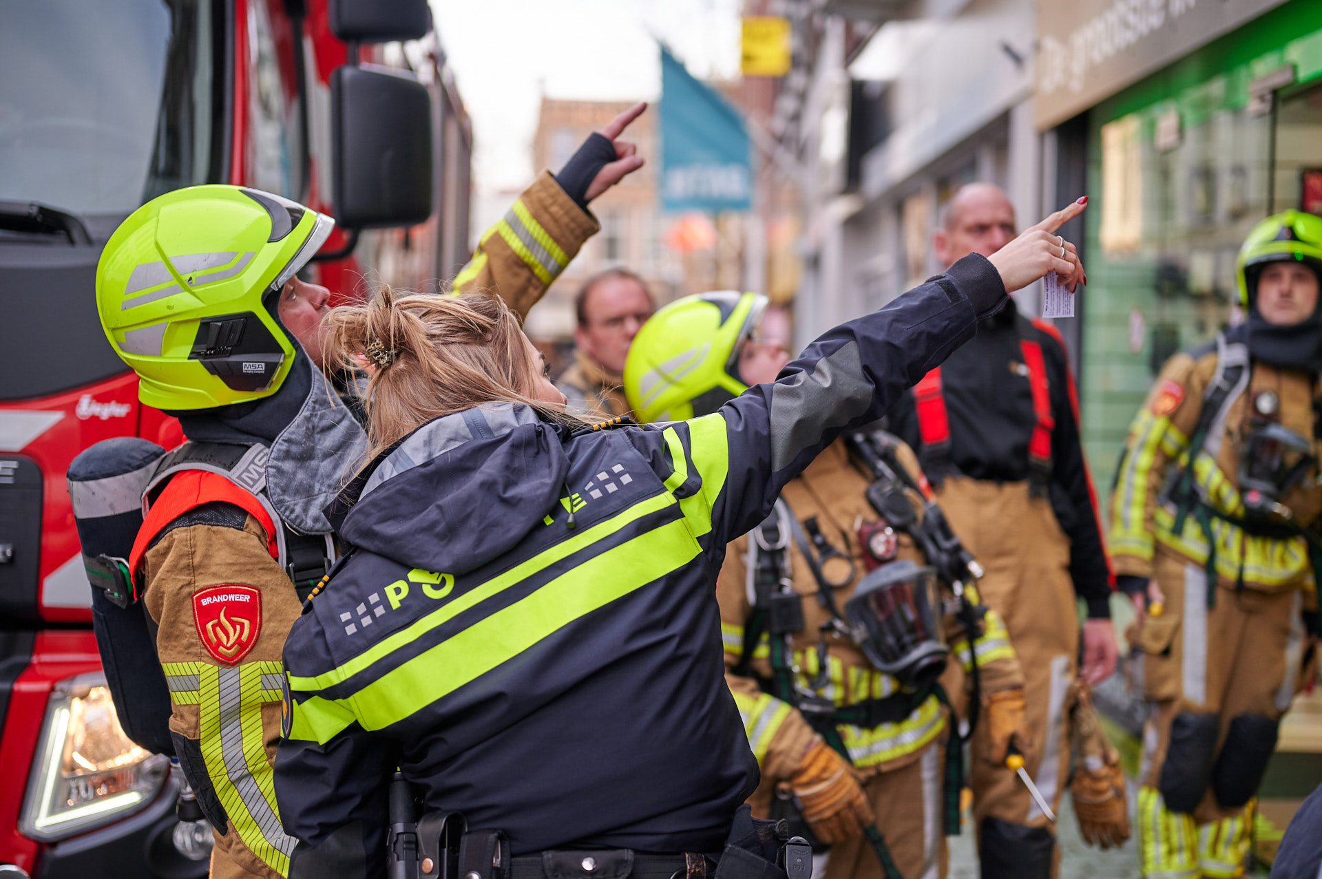 Rook uit meterkast van winkel