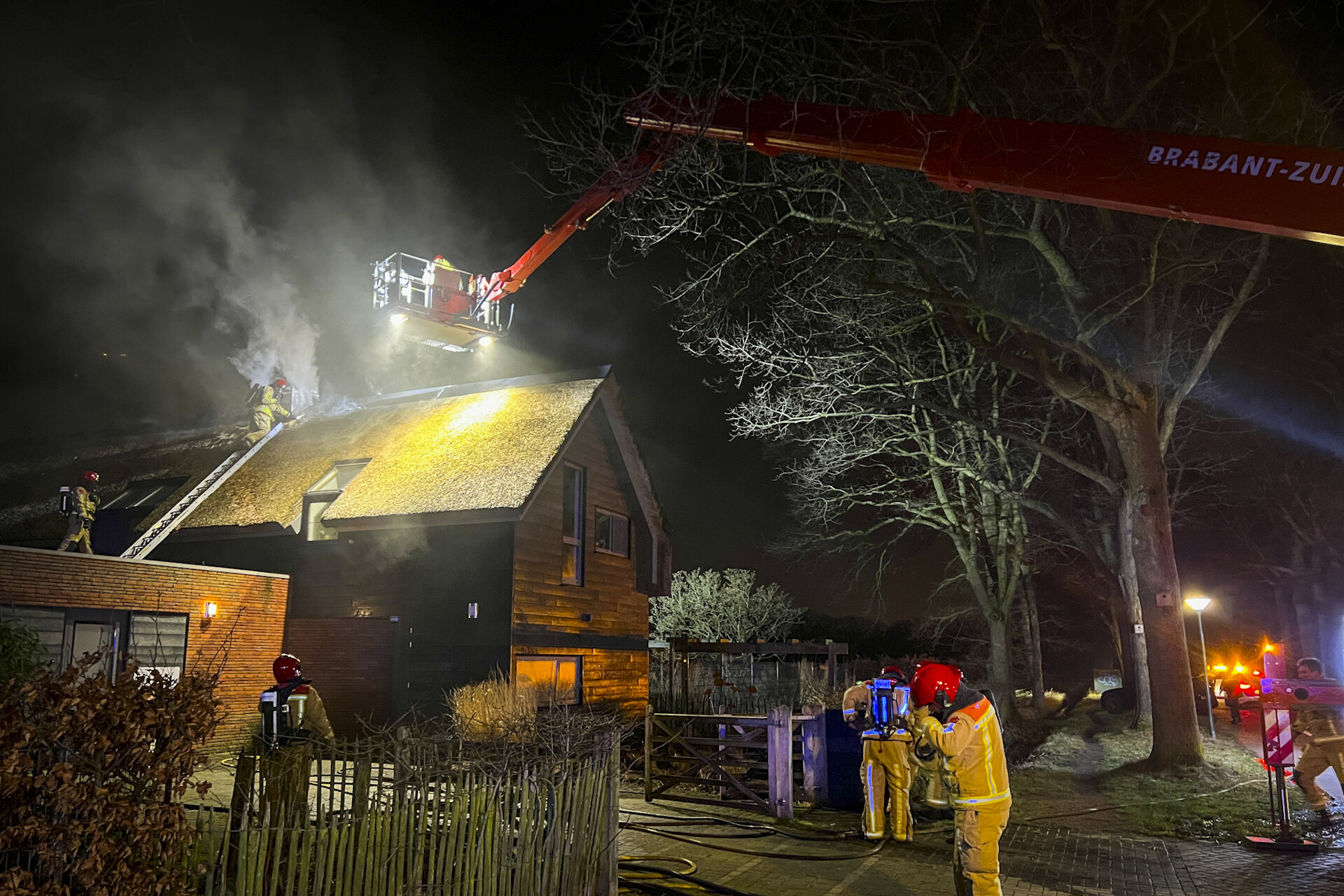Rieten dak van vrijstaande woning in brand