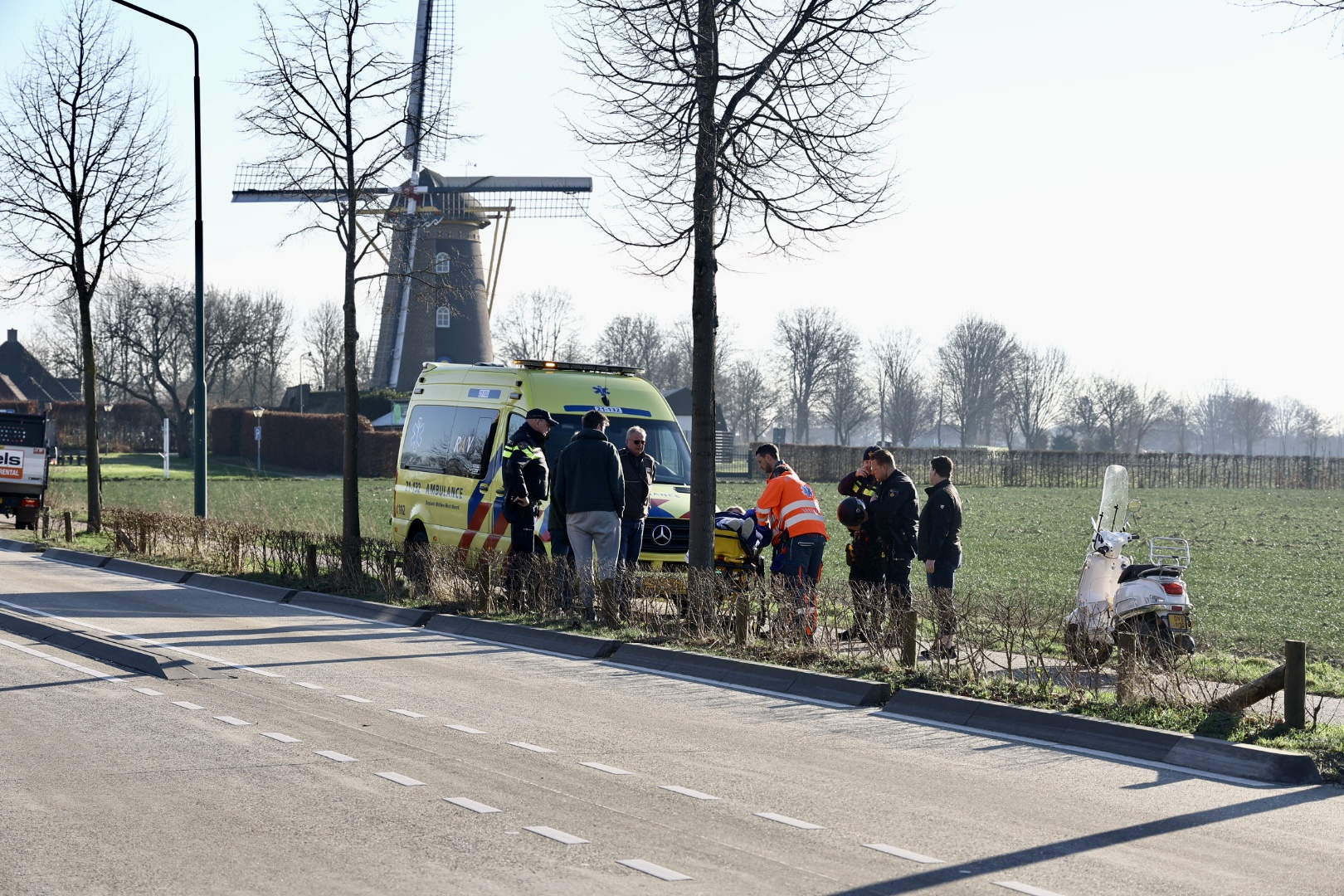 Scooterrijdster botst tegen hond en raakt gewond