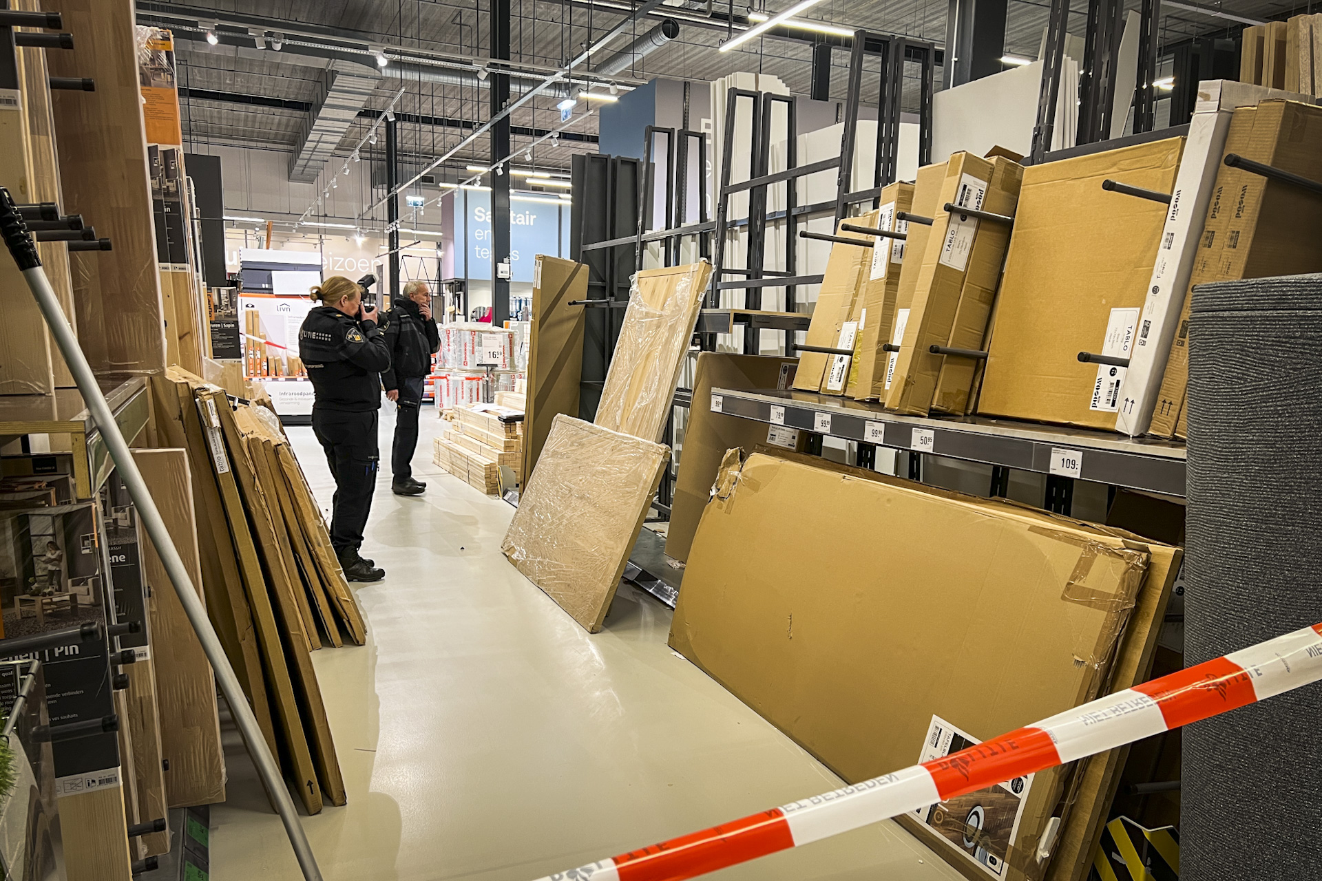 Kind (3) komt onder massief tafelblad terecht in bouwmarkt, zwaargewond afgevoerd