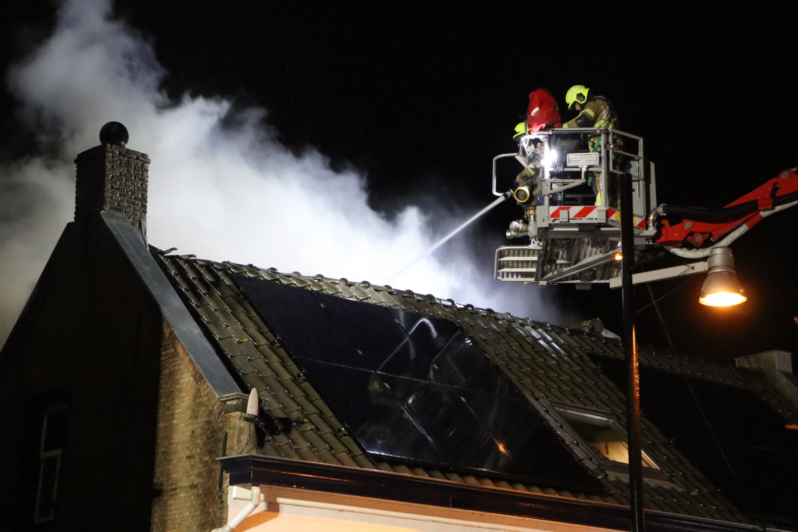 Persoon naar ziekenhuis na uitslaande woningbrand