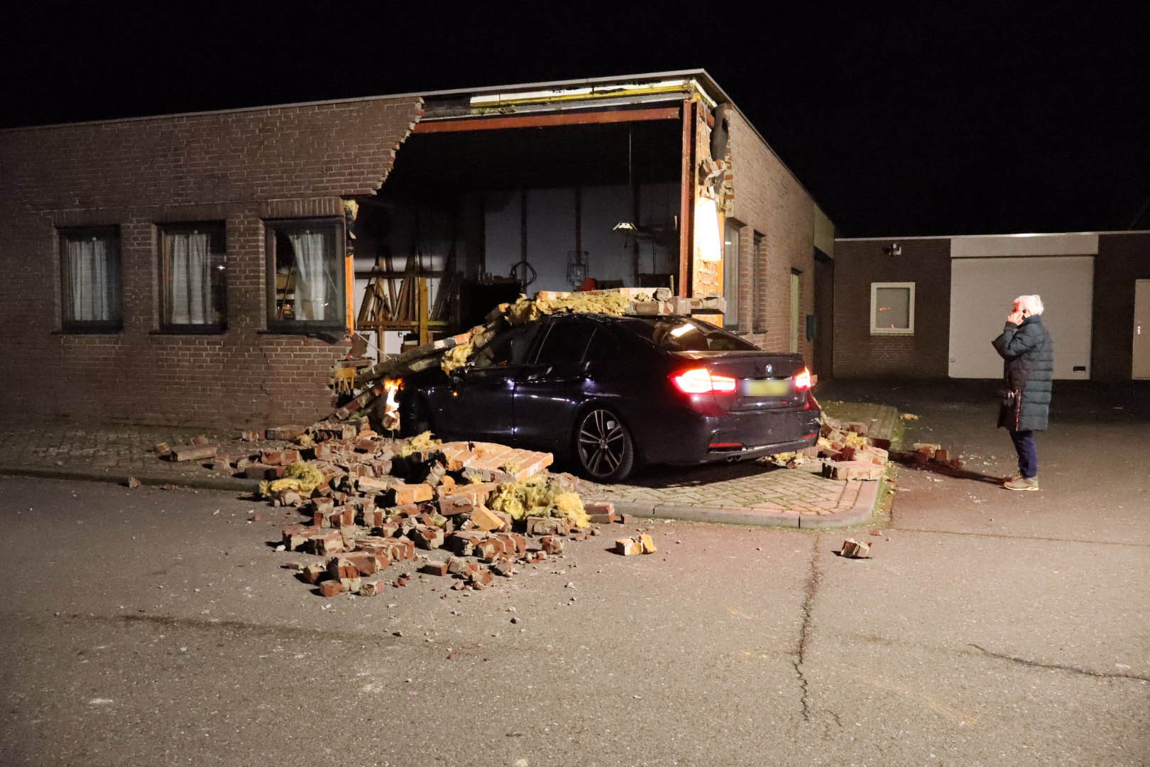 Auto rijdt meubelzaak binnen, bestuurder neemt de benen