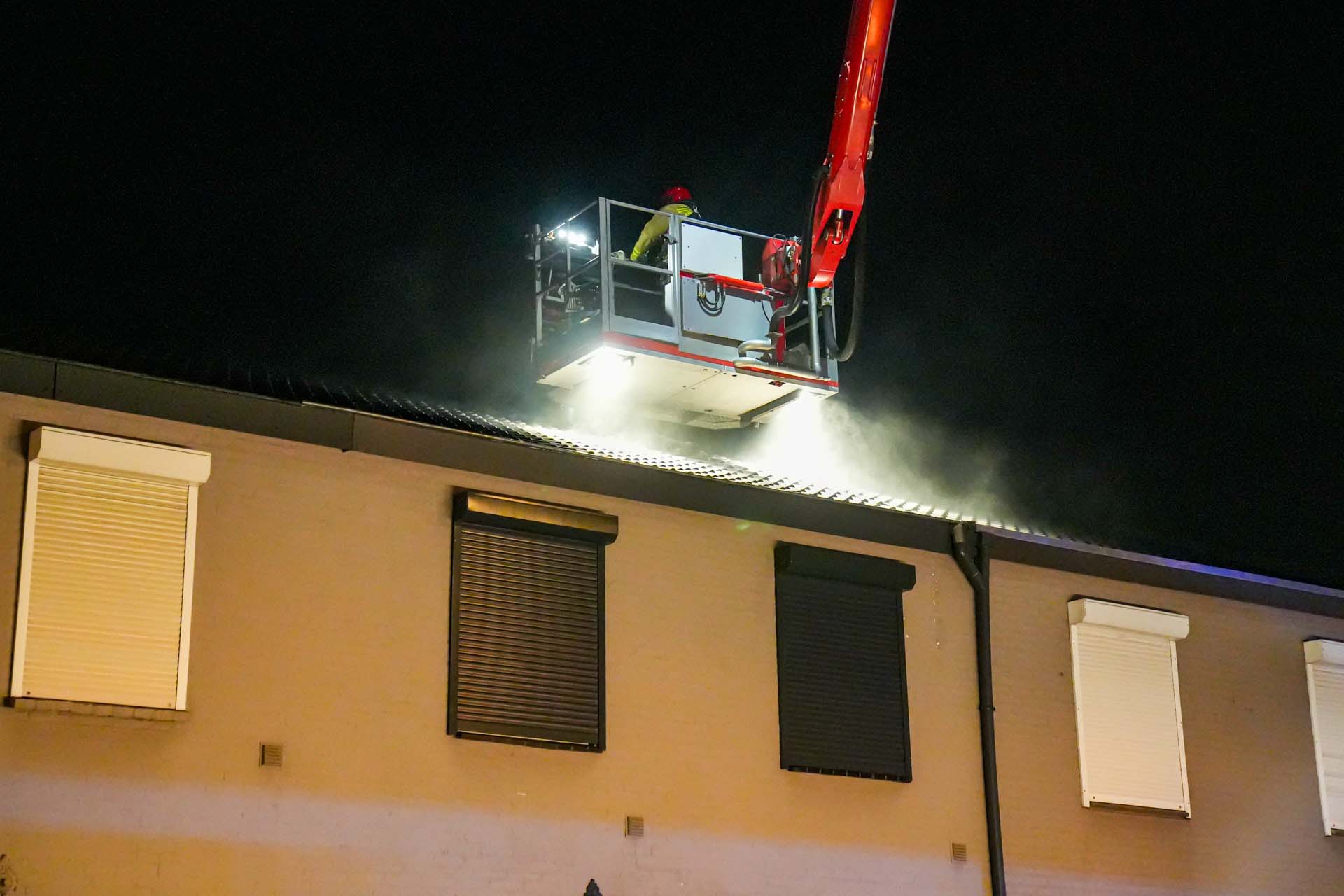 Hoogwerker ingezet bij schoorsteenbrand