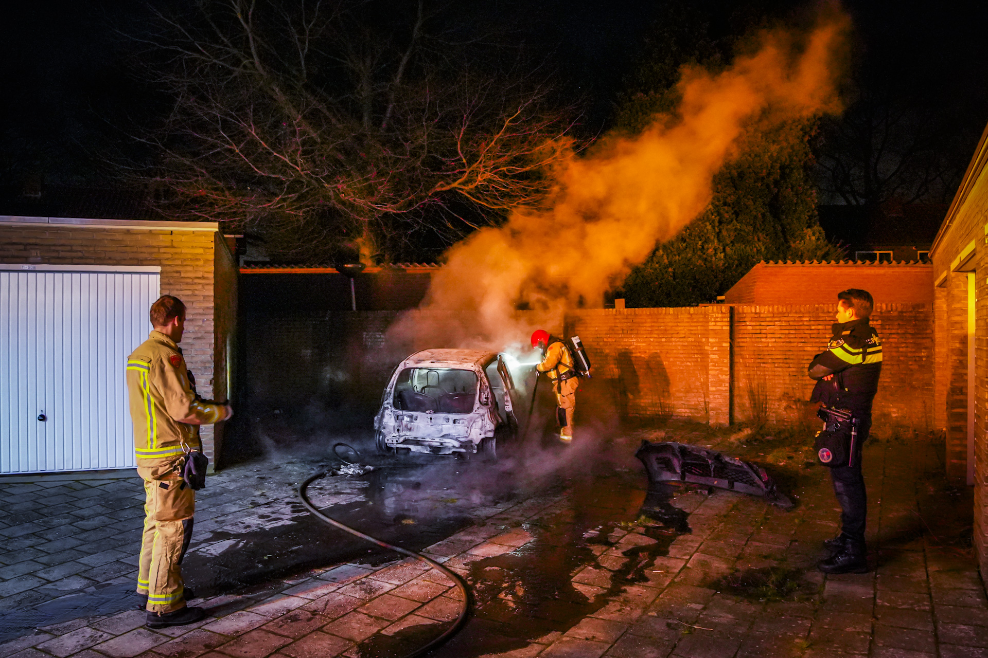 Brandweer druk met autobranden, politie onderzoekt brandstichting