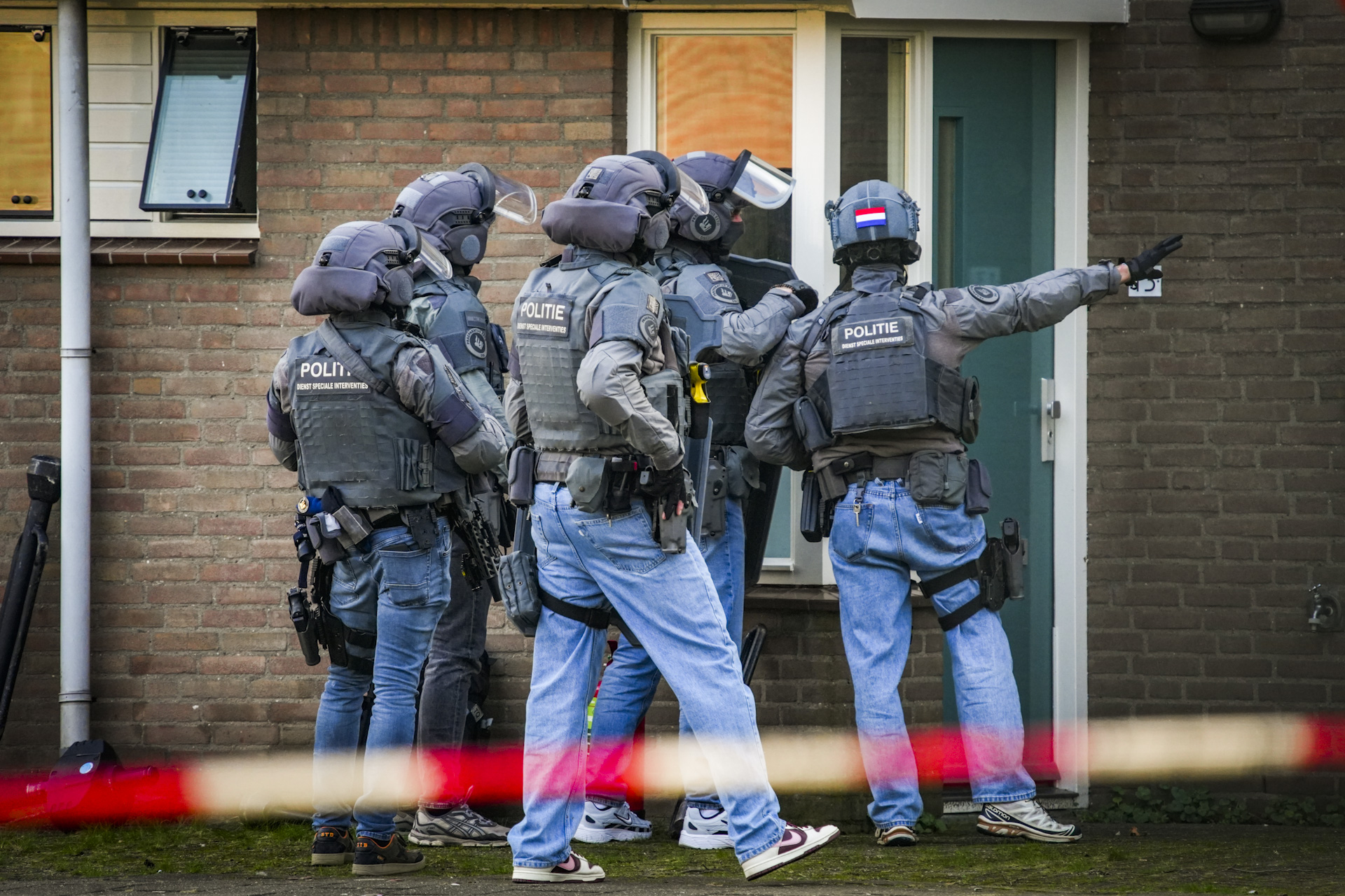 VIDEO: Man dreigt huizen in brand te steken, politie schiet met beanbags