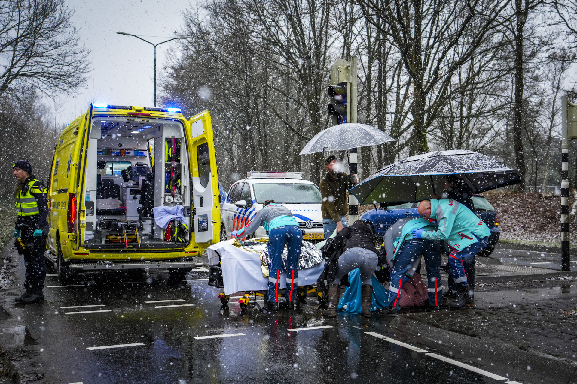 Vrouw gewond na aanrijding, omstanders schieten te hulp
