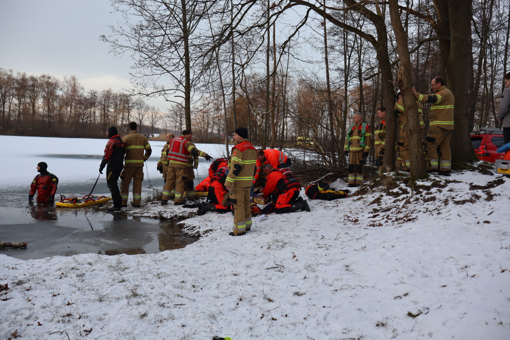 Man en hond van eilandje gered door brandweer