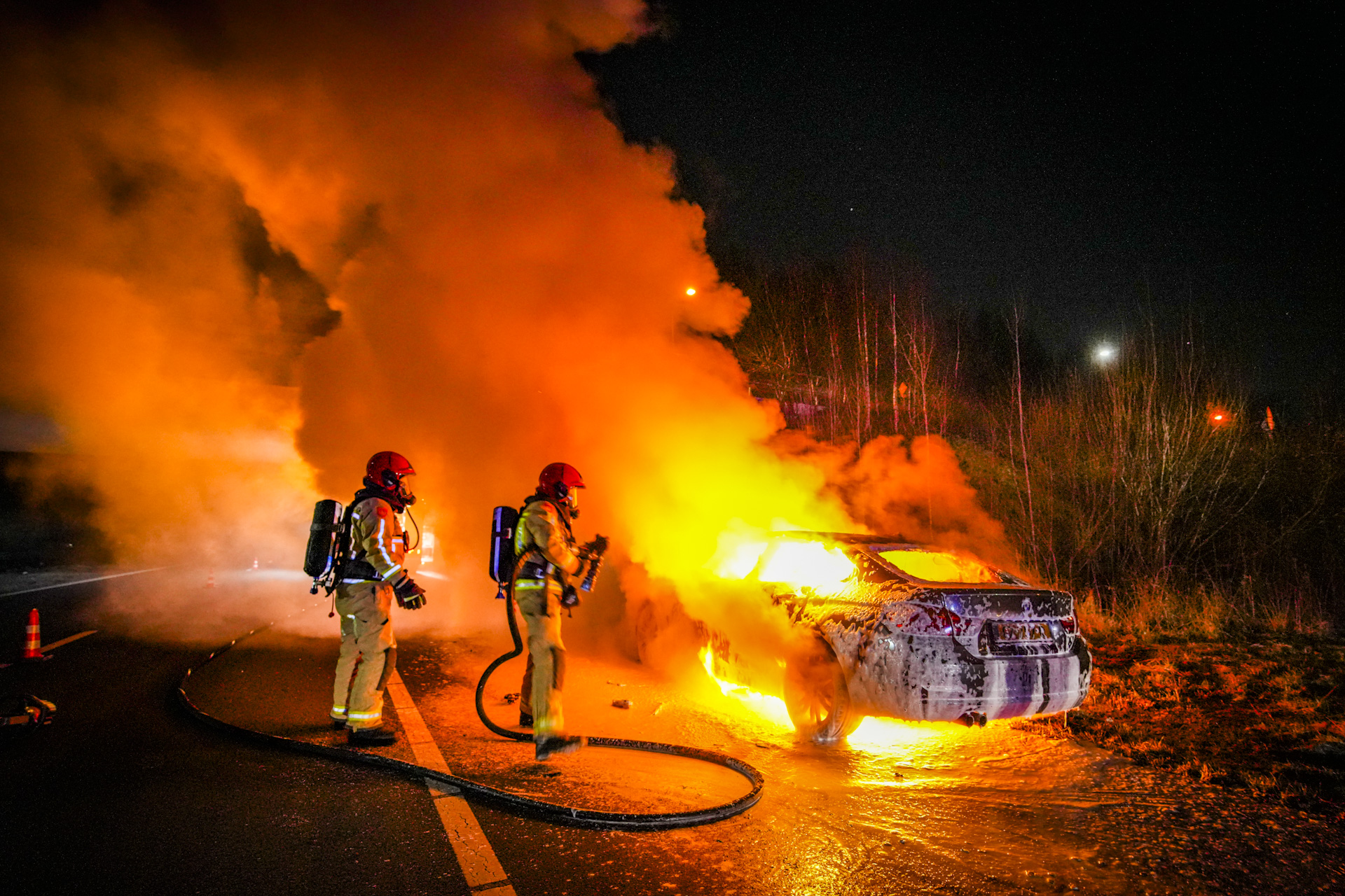 Auto vliegt in brand, snelweg tijdelijk dicht