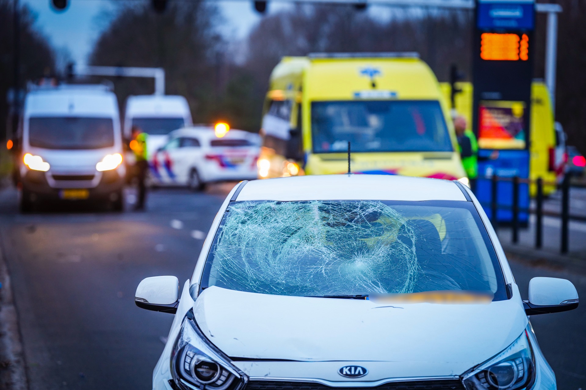 Twee meisjes geschept door auto, trauma helikopter geland