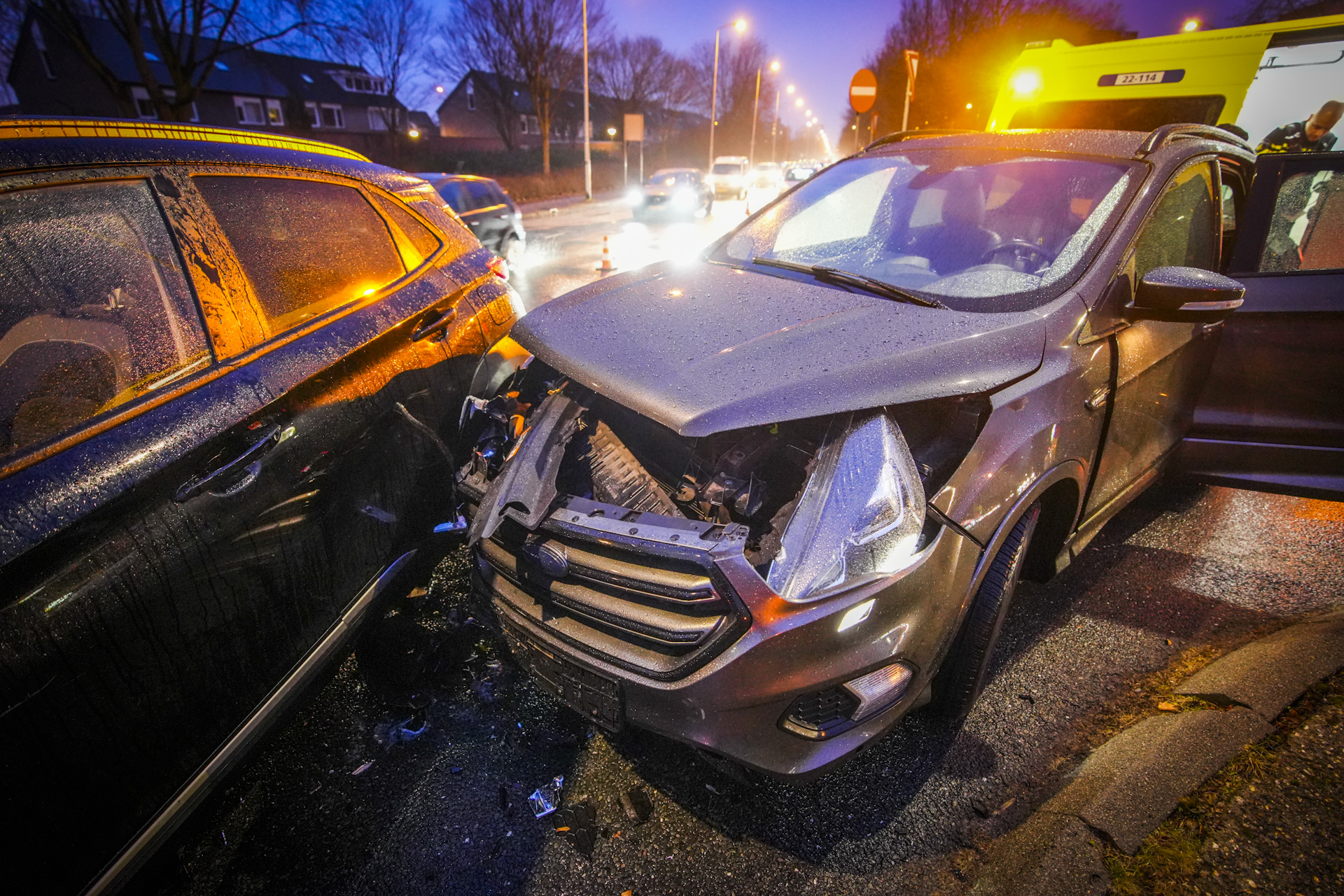 Veel schade na ongeval, vrouw gewond naar ziekenhuis