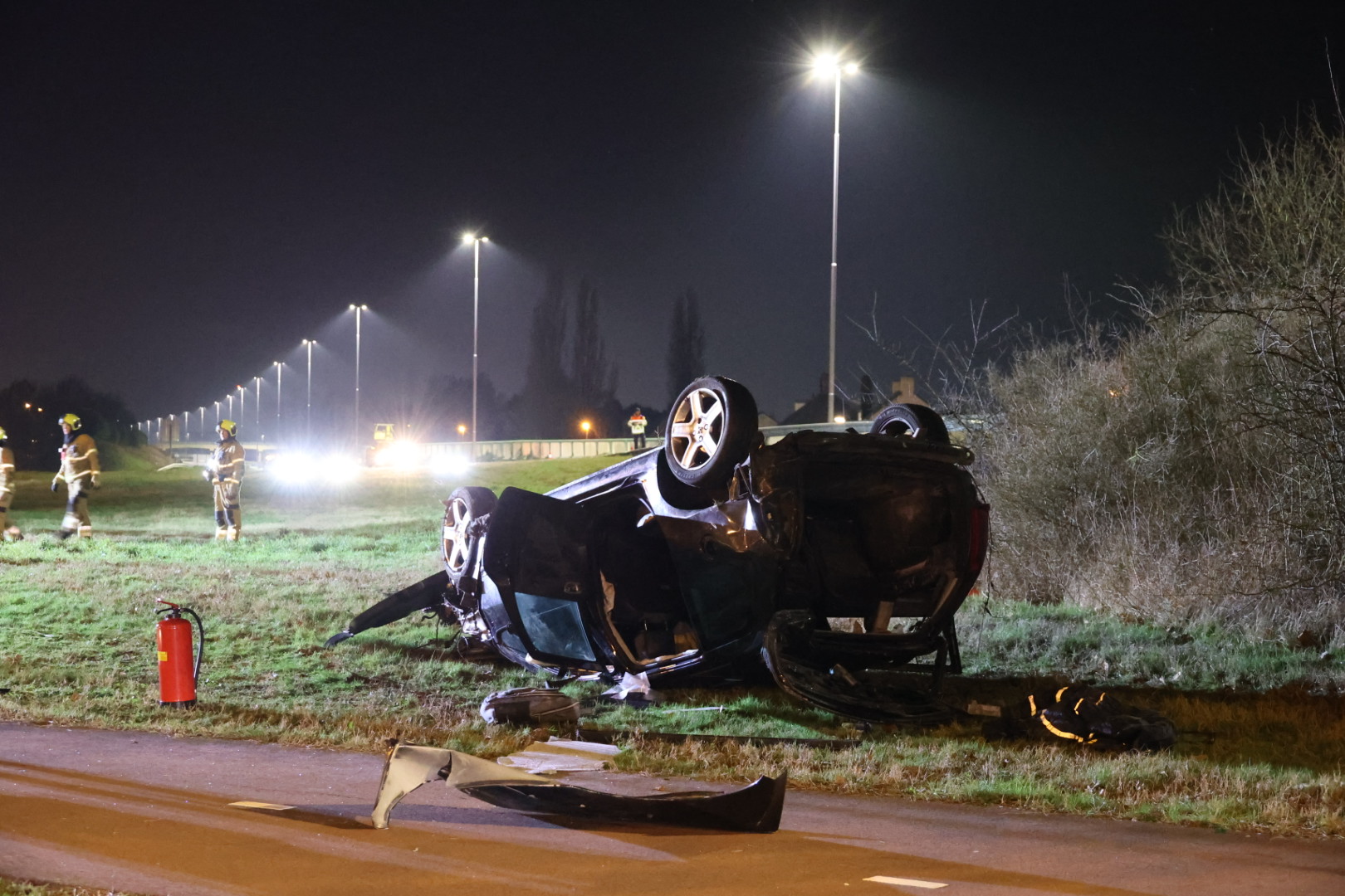 Auto vliegt over de kop van snelweg, twee mannen gewond
