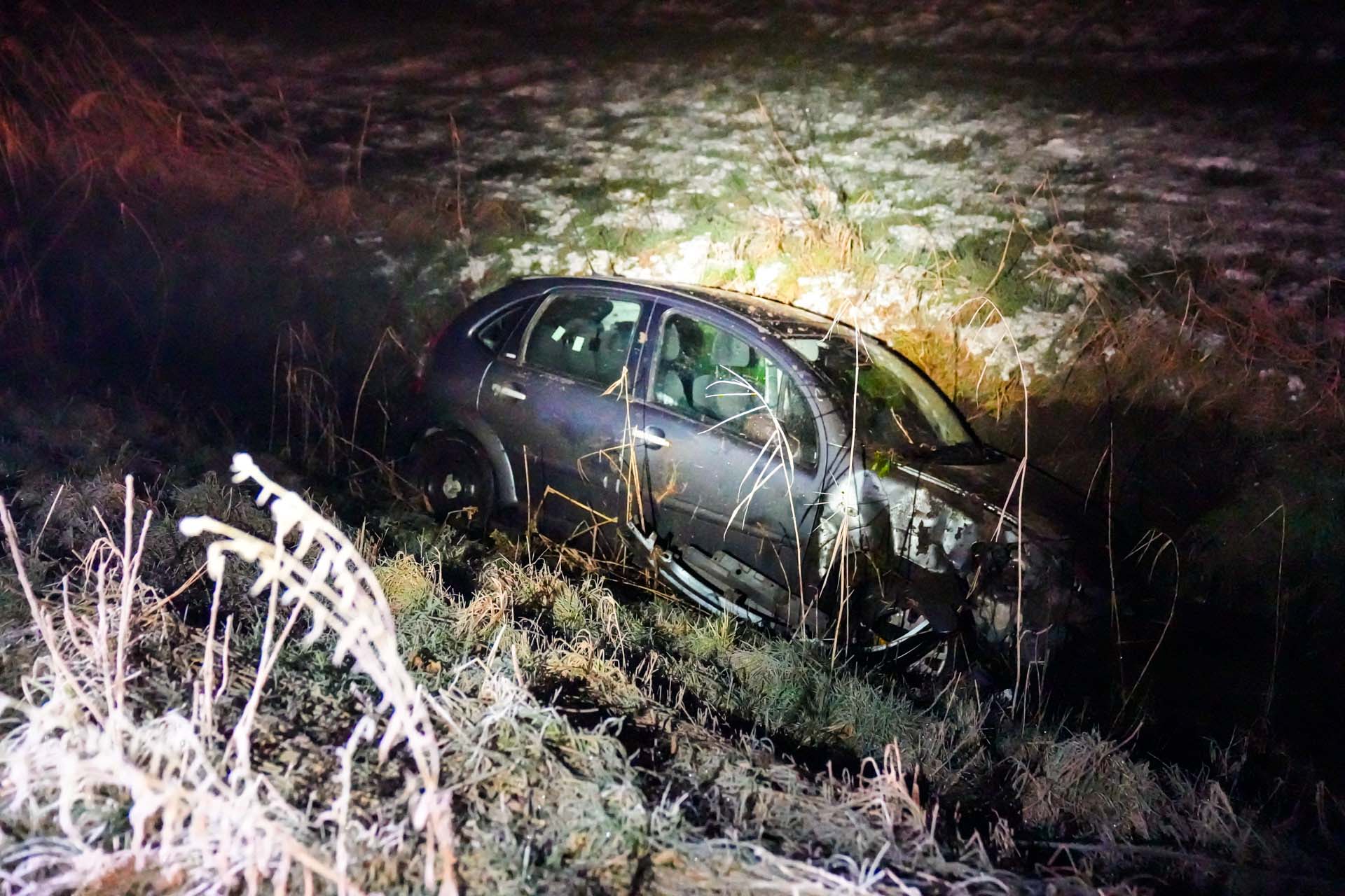 Auto raakt van de weg en belandt in sloot