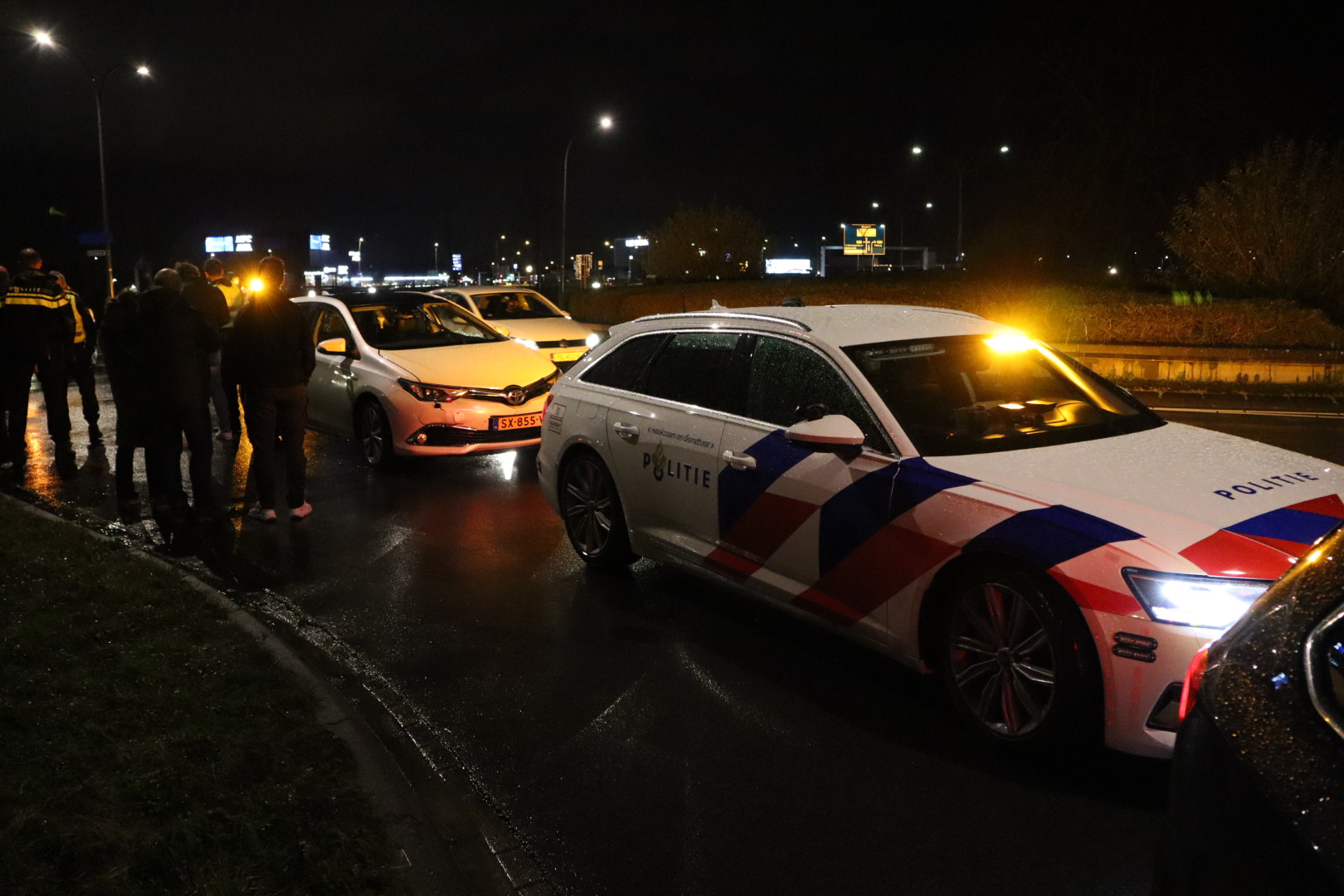 Auto botst achterop politiewagen, politie staakt achtervolging