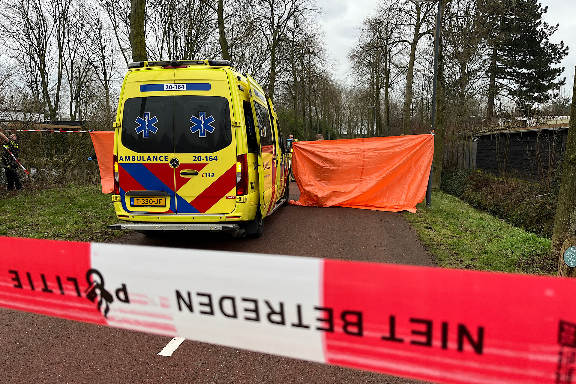 Man raakt onwel en valt in sloot, ondanks inspanning overleden