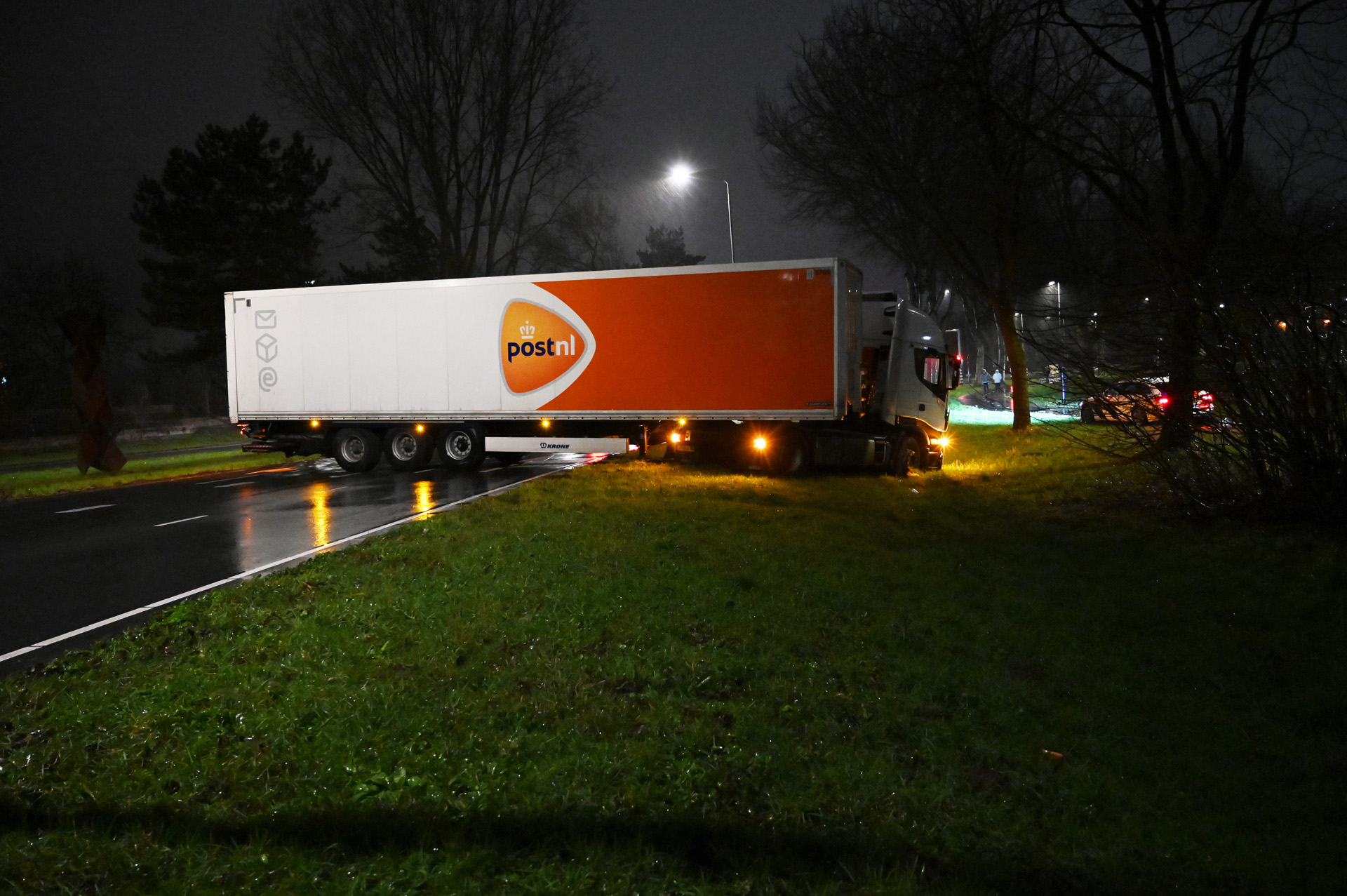Geschaarde vrachtwagen vast in de berm