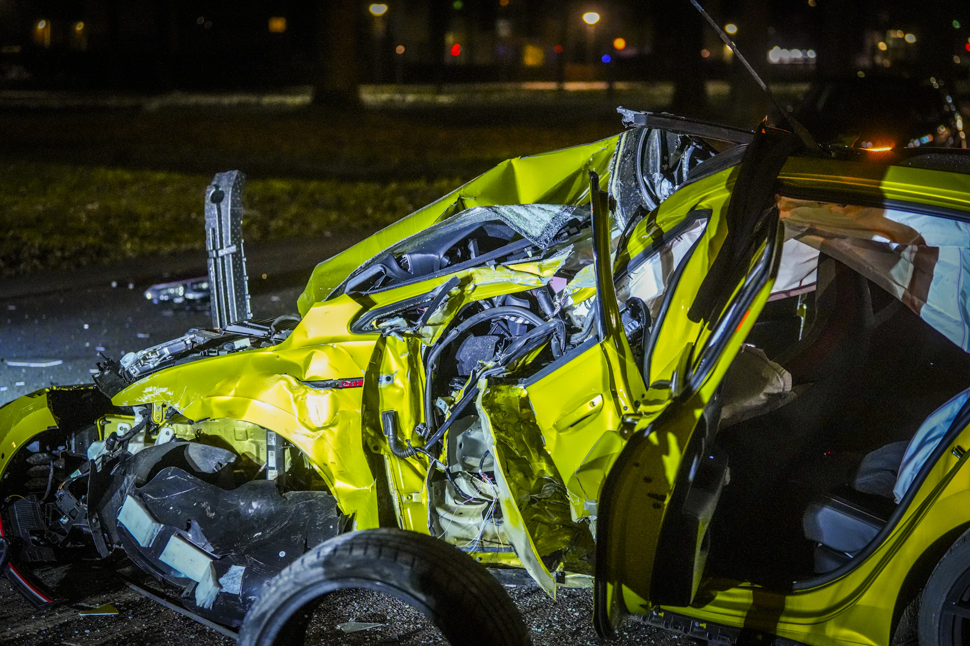 Ravage na ongeval, bestuurder uit auto geslingerd