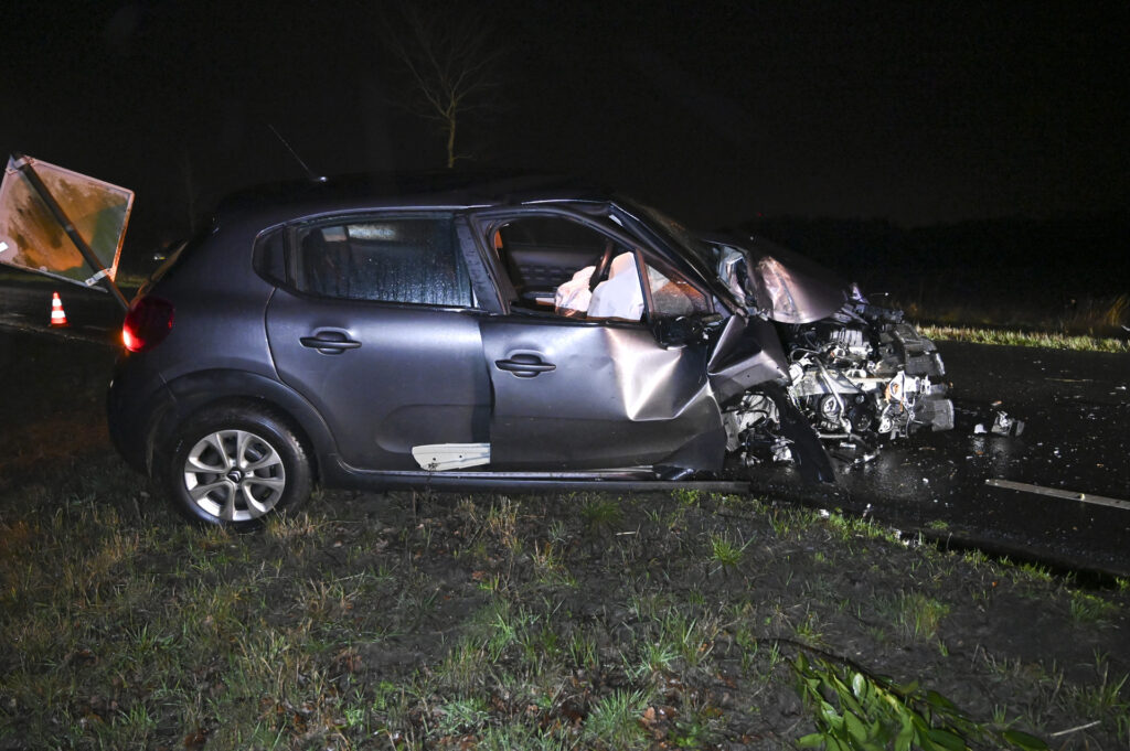 Auto Zwaar Beschadigd Na Botsing Tegen Boom - 112Brabant