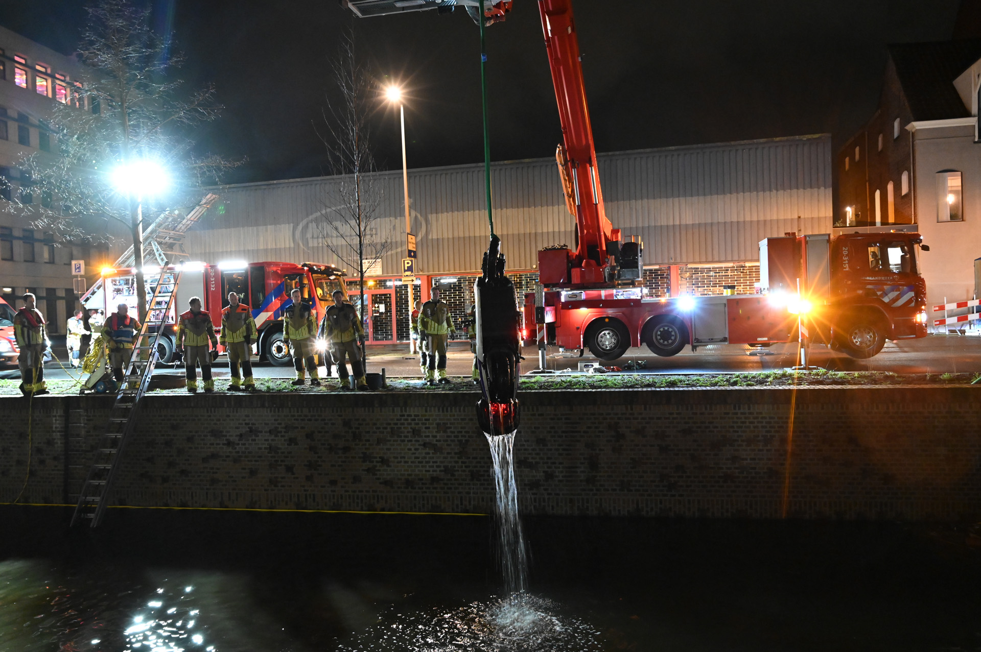 Scooter te water, bestuurder spoorloos