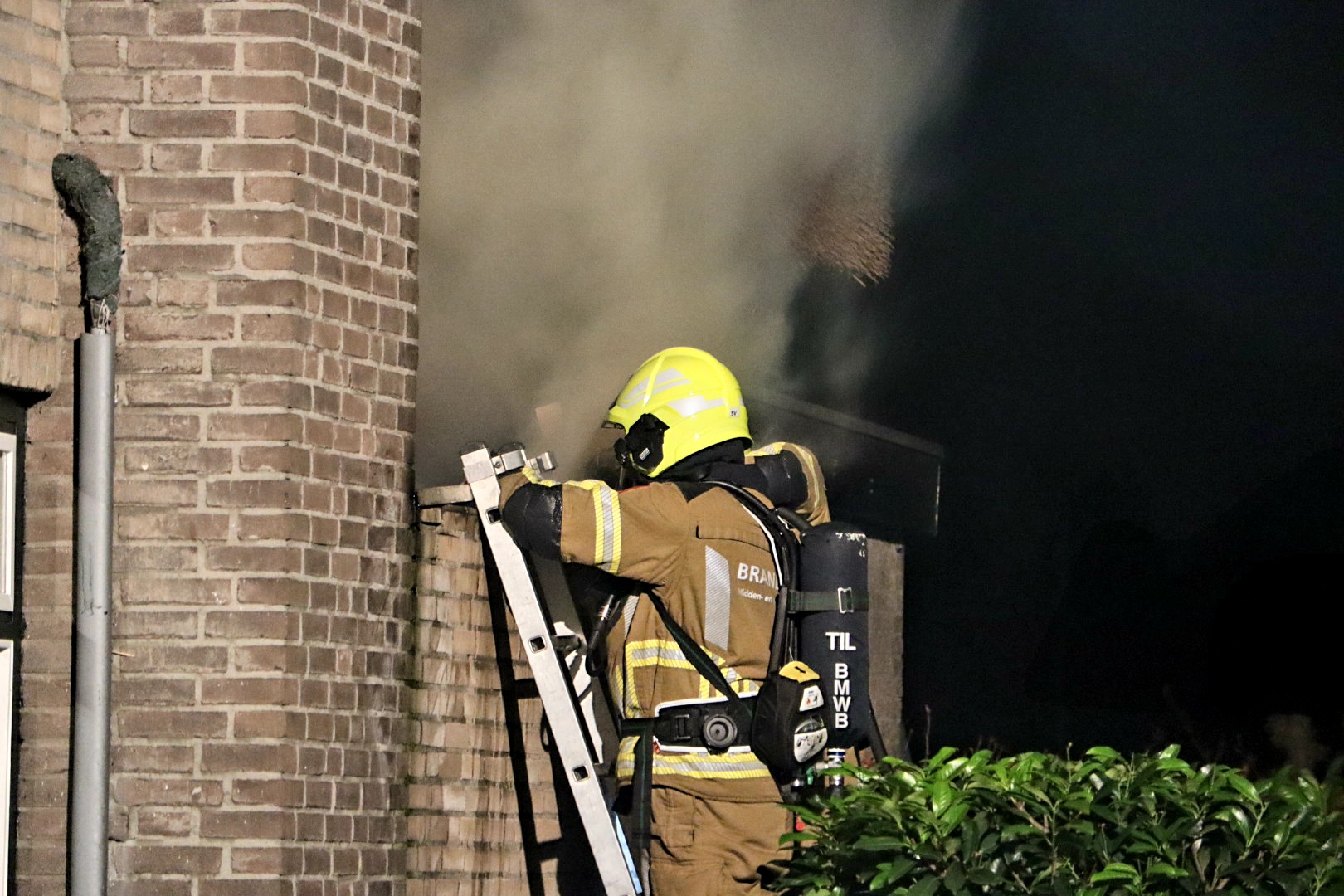 Veel rook ontwikkeling bij schoorsteenbrand