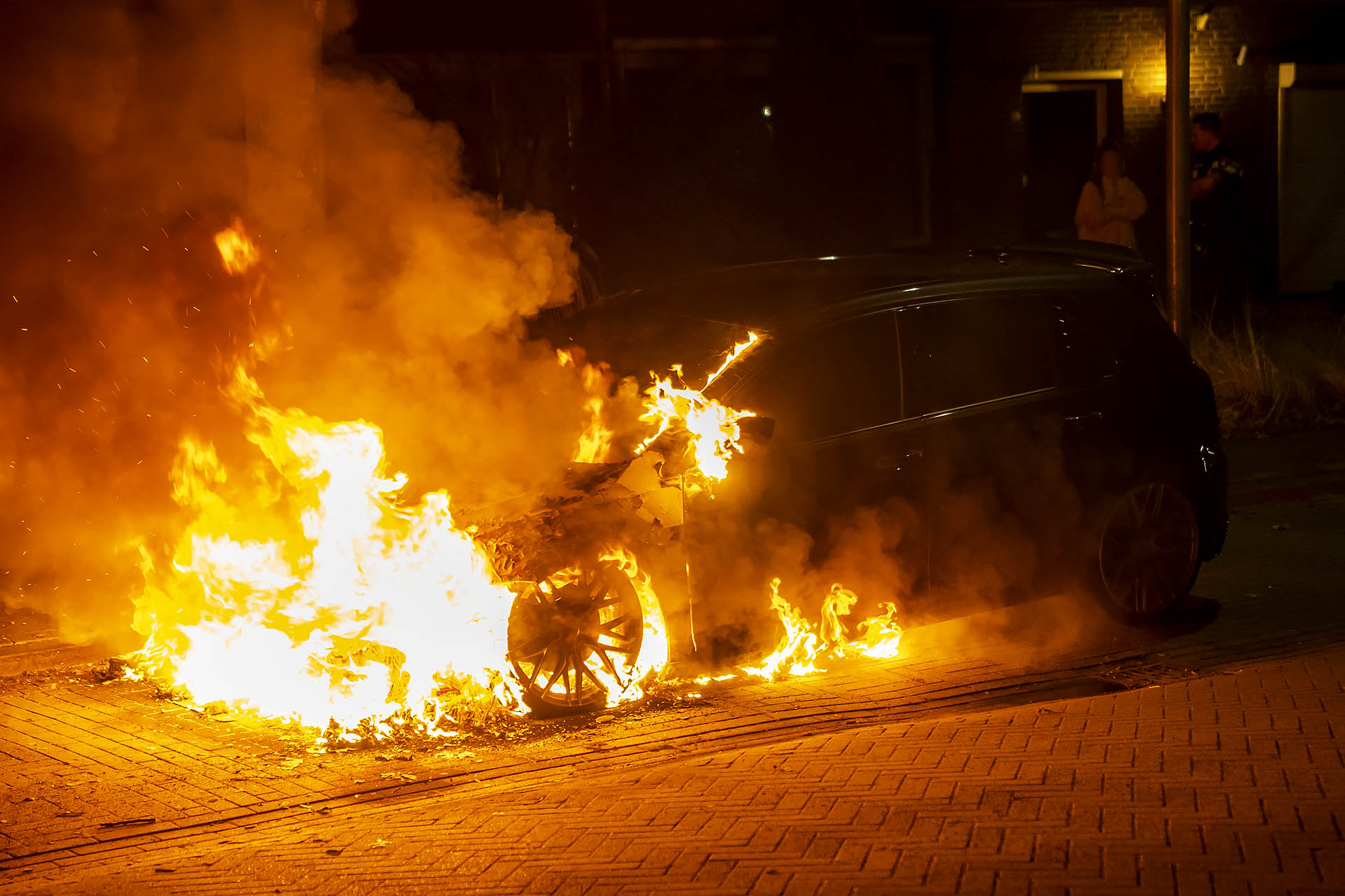 Auto door brand verwoest, politie onderzoekt brandstichting