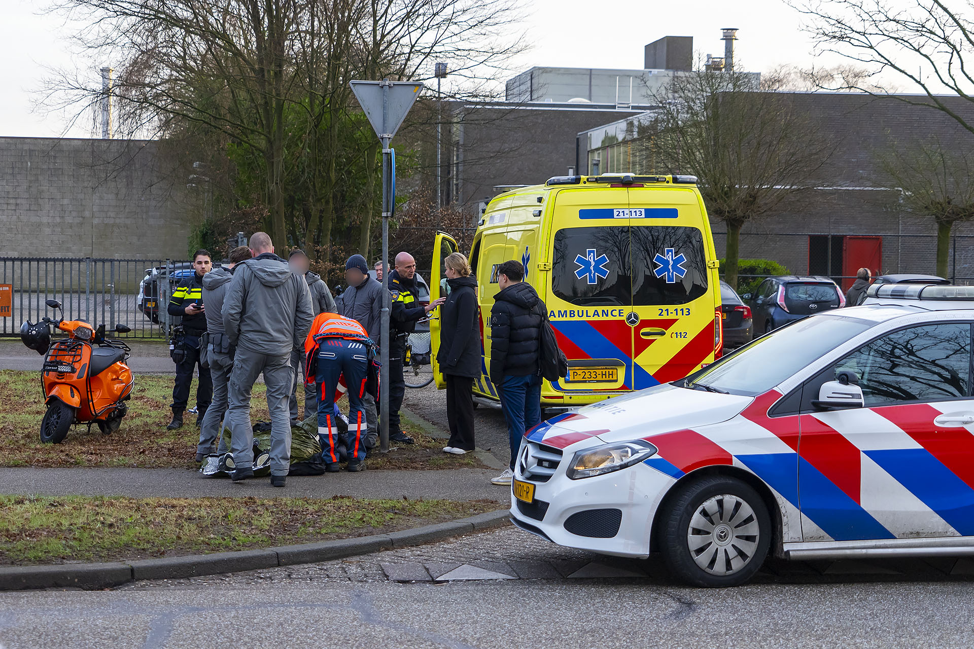 Leden arrestatieteam bieden eerste hulp na ongeval